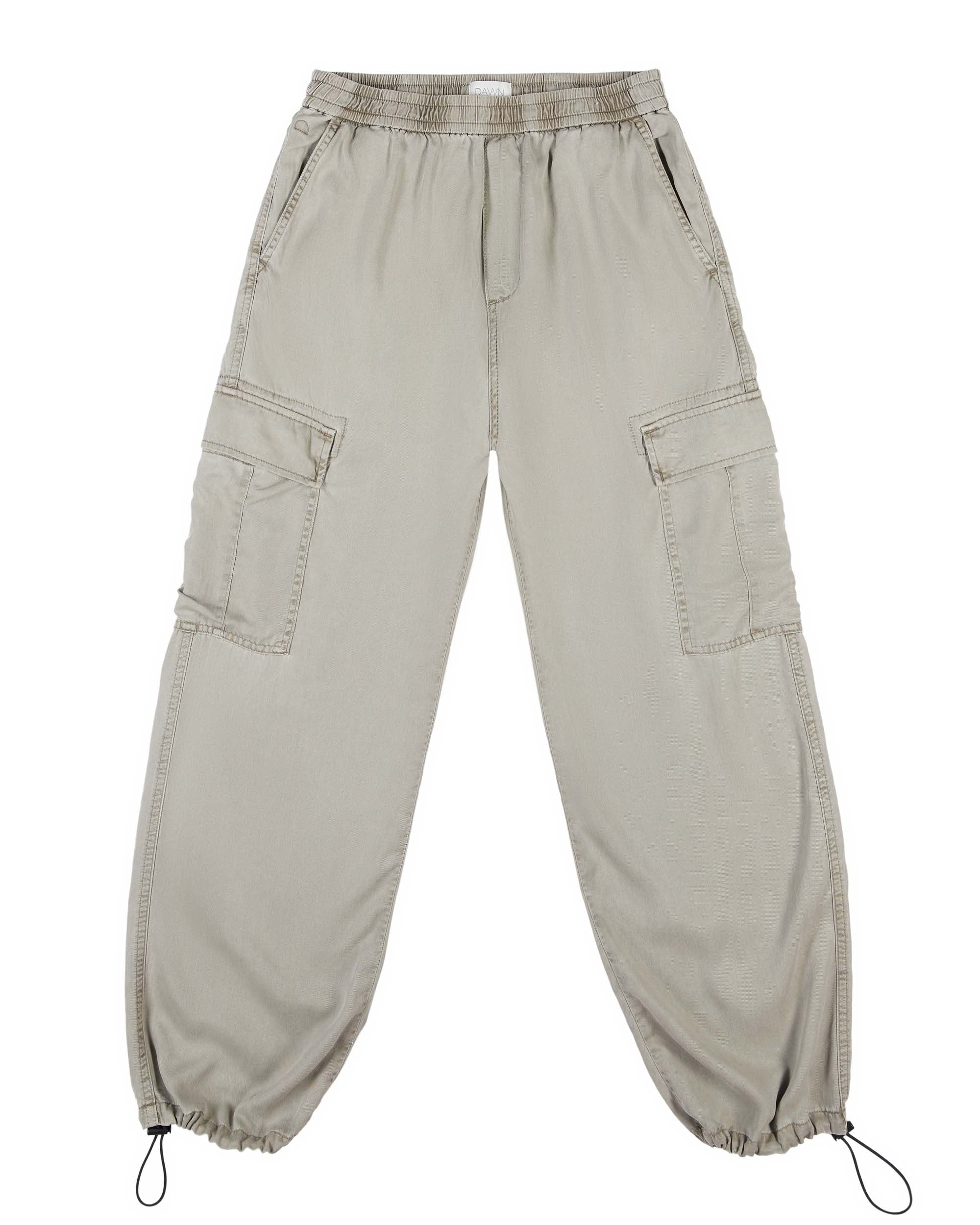RAY Easy On Tencel Cargo-Hose in Rock Olive; aufgesetzte Taschen, elastischer Bund, Kordelzug an der Beinöffnung, 100% Lyocell.