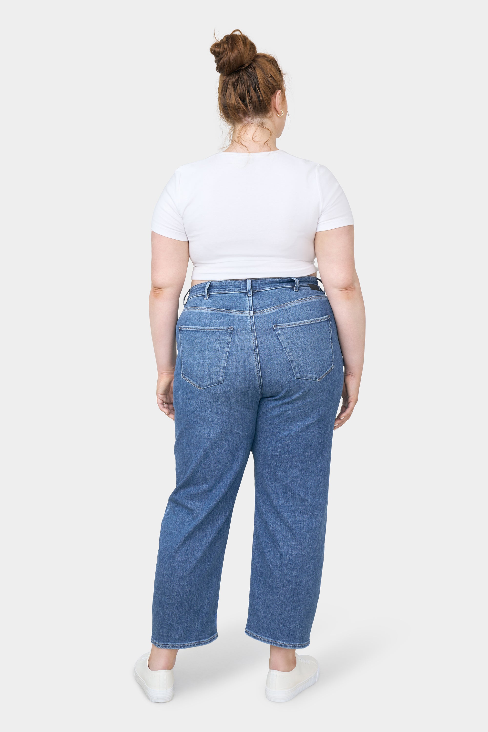 Rückenansicht: STARDUST O-Shape Jeans, Medium Blue. Hohe Taille, entspannte Hüfte, mittlerer Beinverlauf, Saum schmaler, 2 Gesäßtaschen.