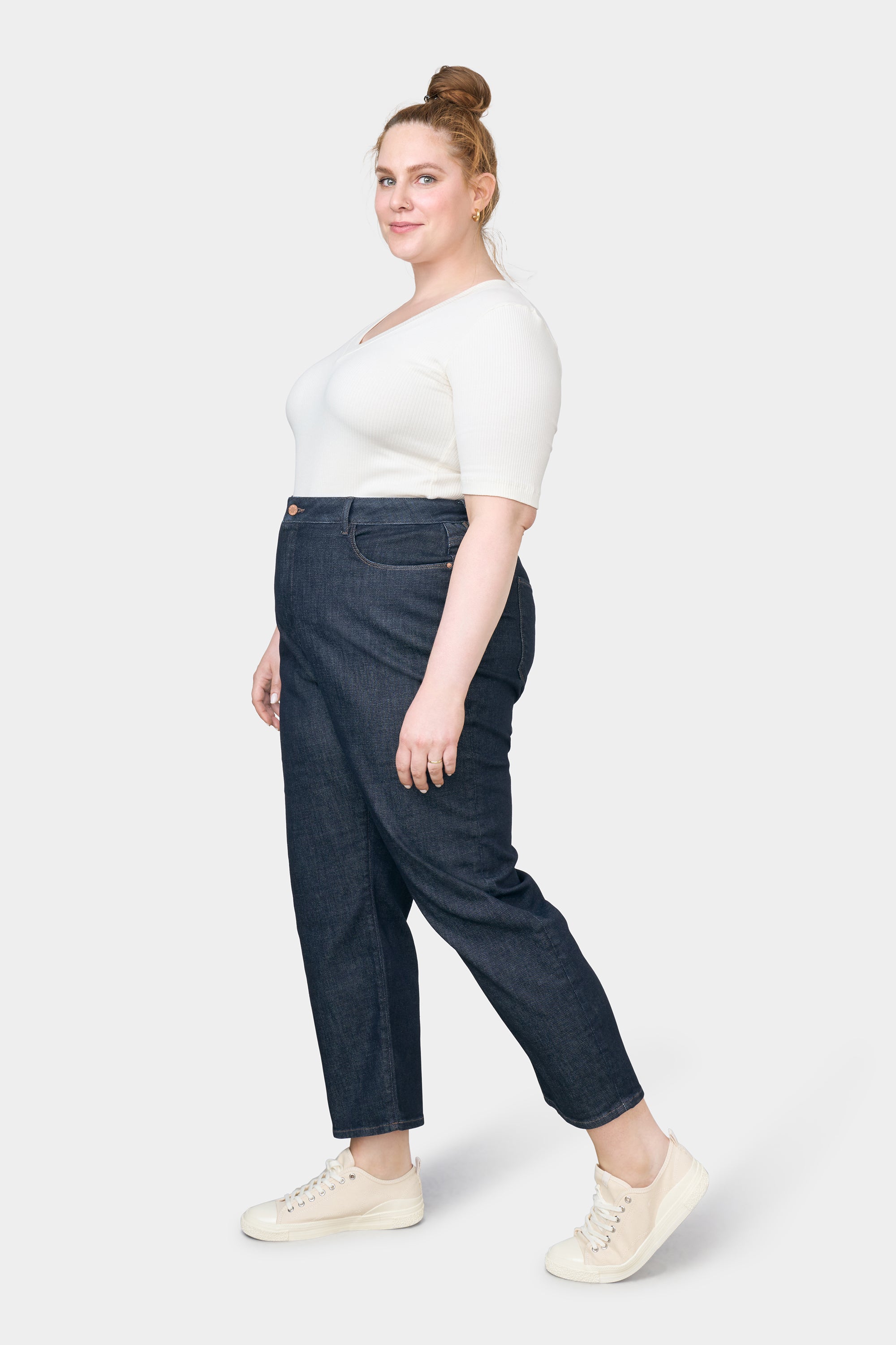 STARDUST O-Shape Jeans Dark Indigo, Organic Soft Denim; hohe Taille, entspannte Hüfte, mittlerer Beinverlauf, Seitenansicht.