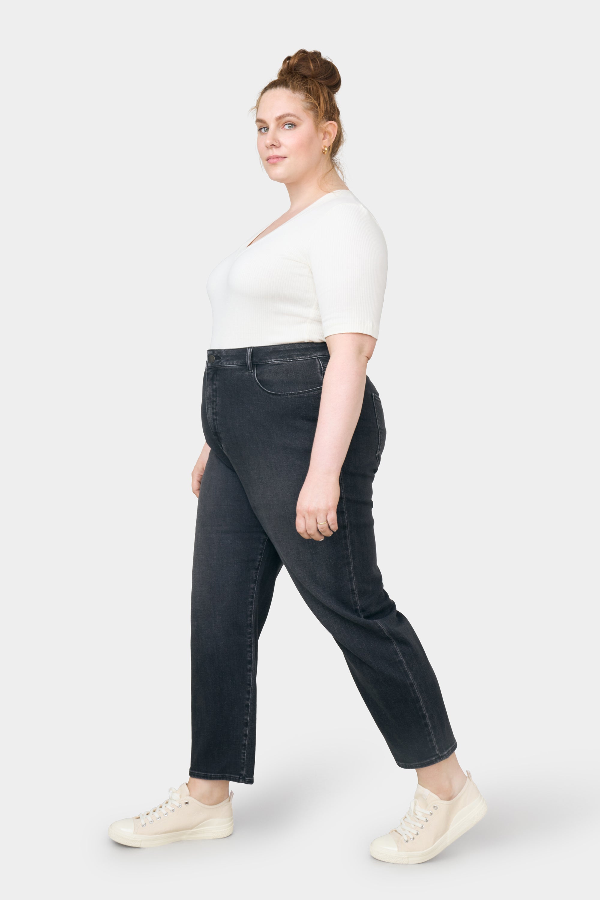 STARDUST O-Shape Soft Denim, Curvy – schwarze High-Waist-Jeans, entspannte Hüfte, seitliche Ansicht einer Frau in weißem Top.