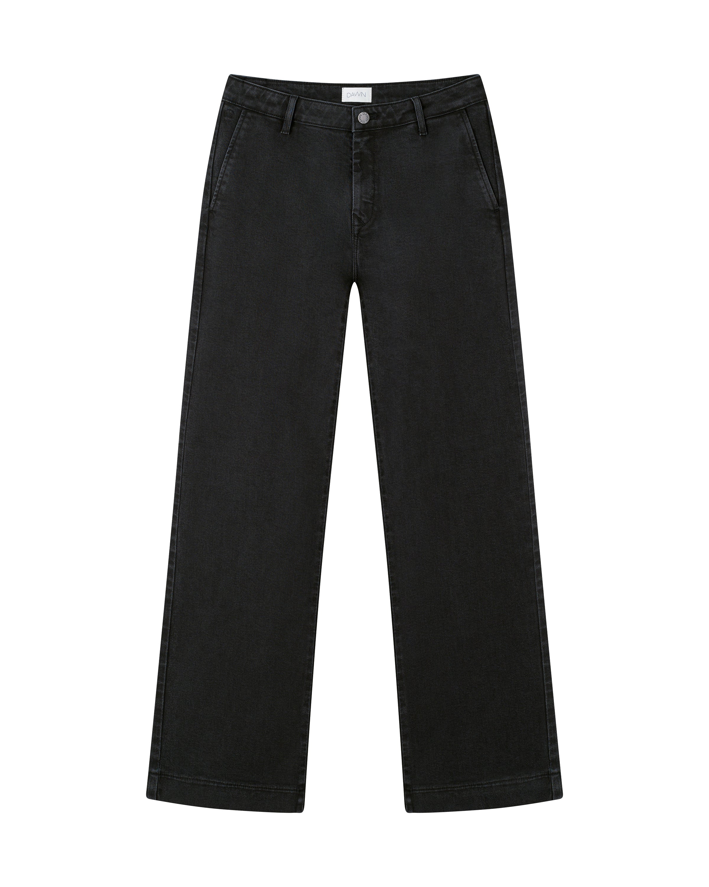 Frontansicht der Vintage-Black GLOW Flared Soft Tencel Denim-Chino: mittlere Taille, ausgestelltes Bein, Fronttaschen und hintere Paspeltaschen, Knopf- und Reißverschluss.