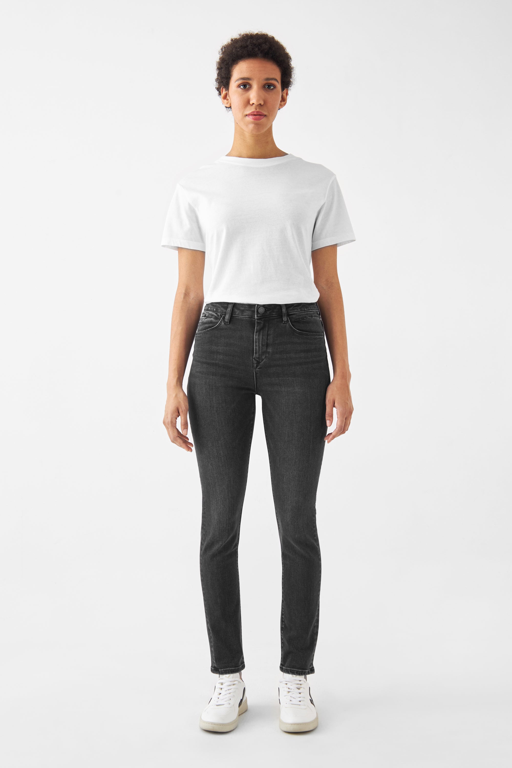 SUN UP Basic Skinny Jeans in Black Denim, mittelhoher Bund, Powerstretch formt die Figur, mit minimalistischen Taschen-Details.