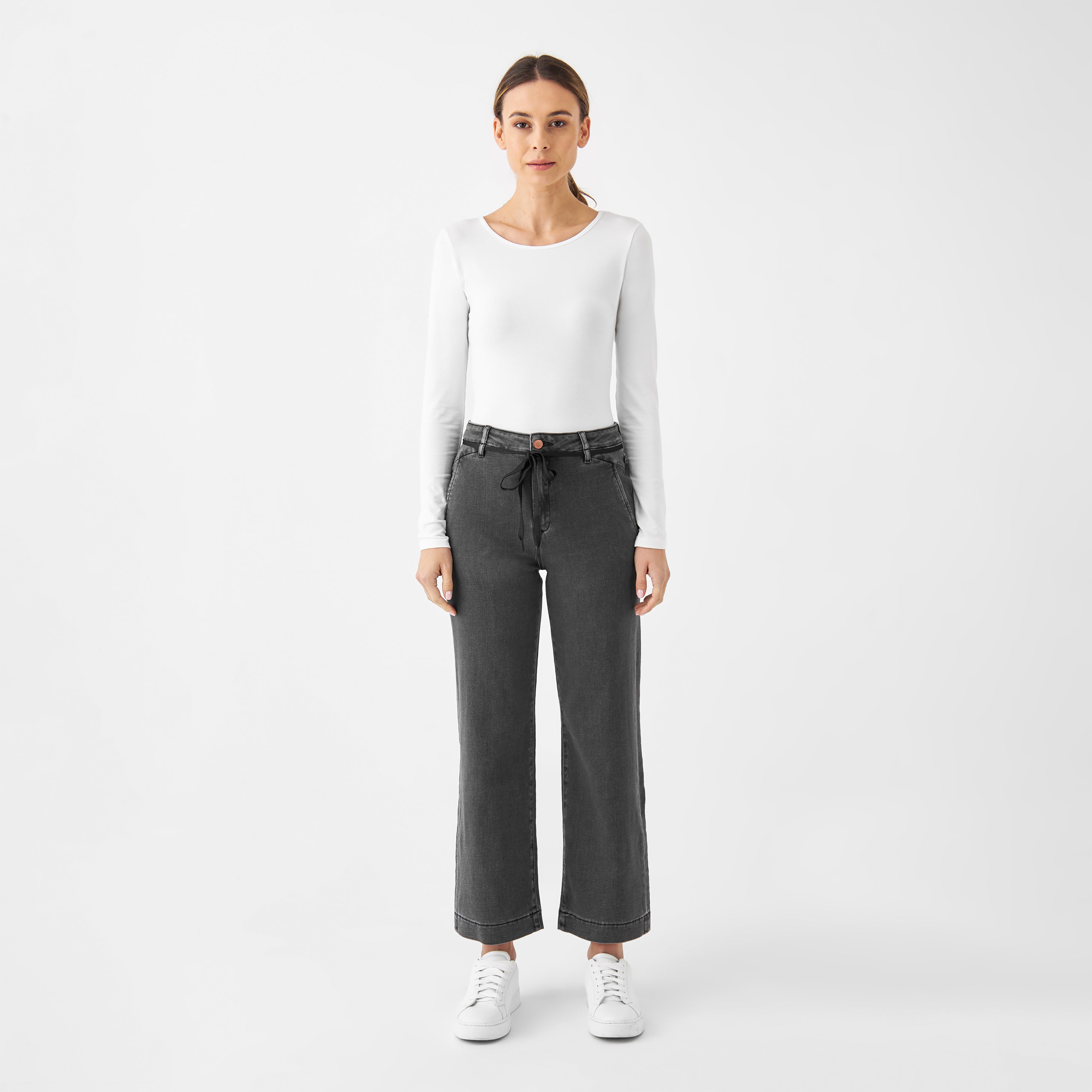 DEW Cropped Flared Jeans in Medium Grey mit französischen Taschen, hoher Taille und ausgestelltem Bein aus Denim mit Stretch.