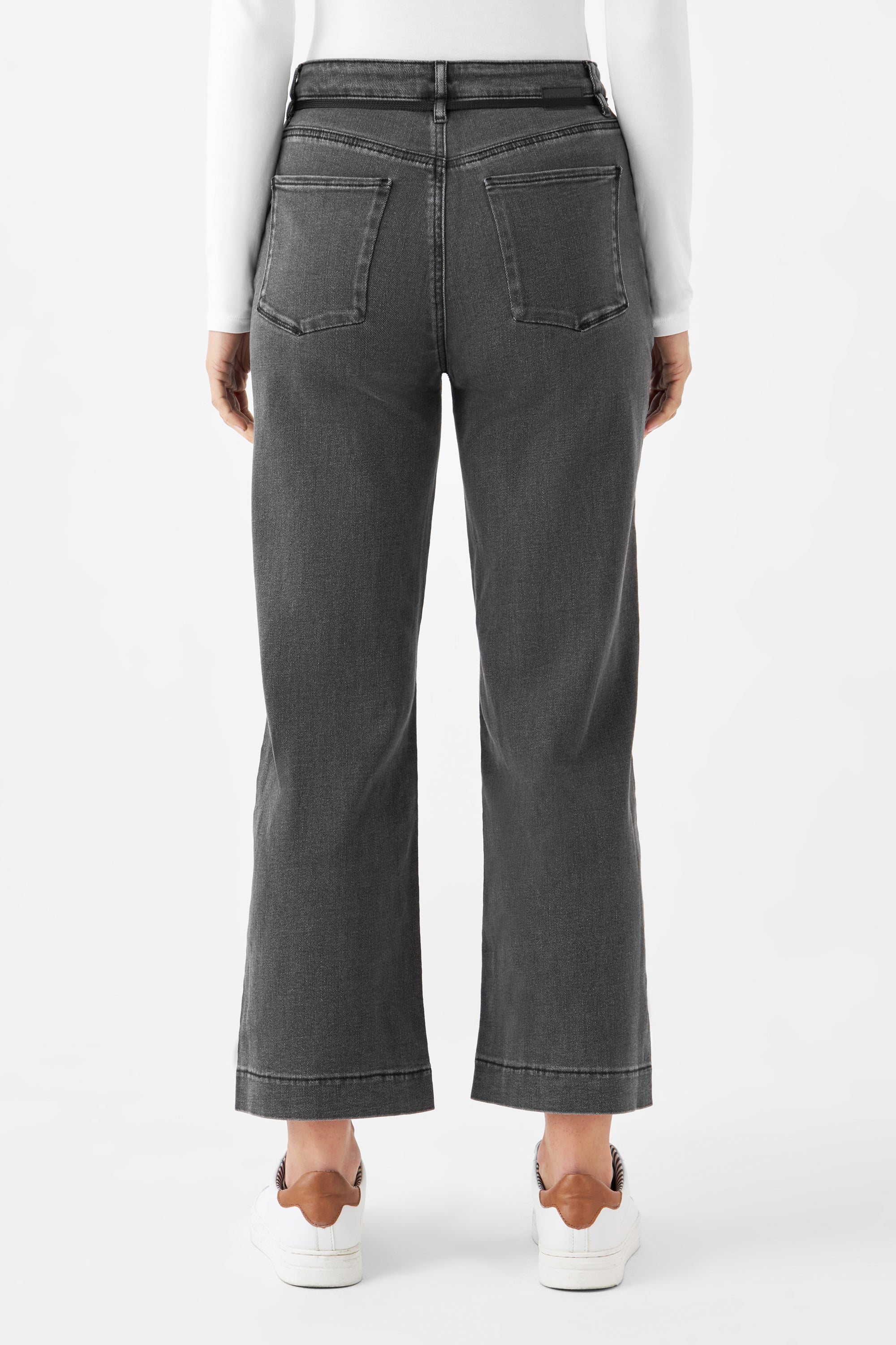 Rückansicht einer DEW Flared Cropped Jeans in Medium Grey mit High-Waist, französischen Taschen und ausgestelltem Bein; Saum endet knöchellang.