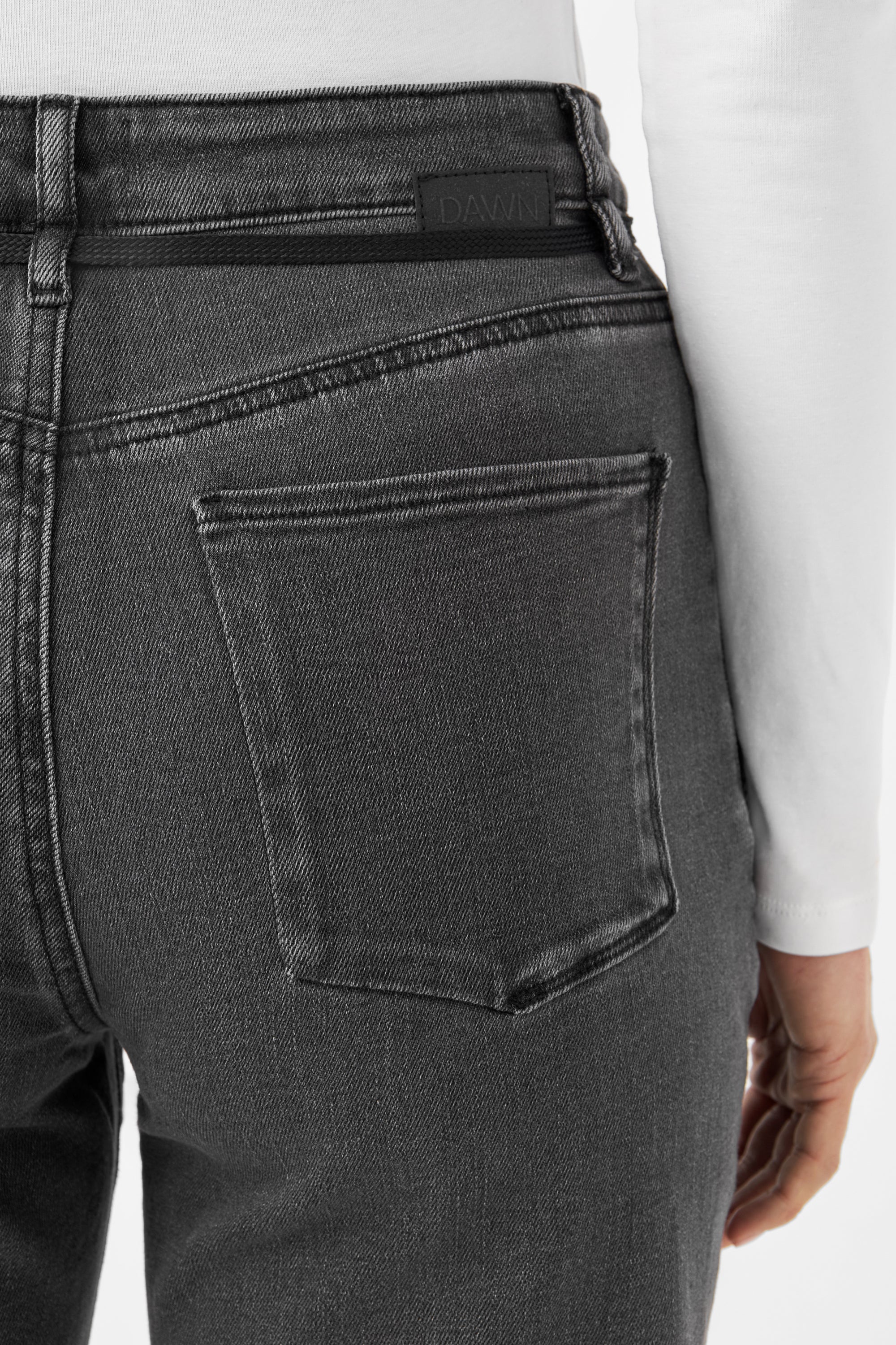 DEW Cropped High-Waist Jeans in Medium Grey aus Organic Soft Denim von DAWN, Rückansicht mit Gesäßtasche und DAWN-Label.