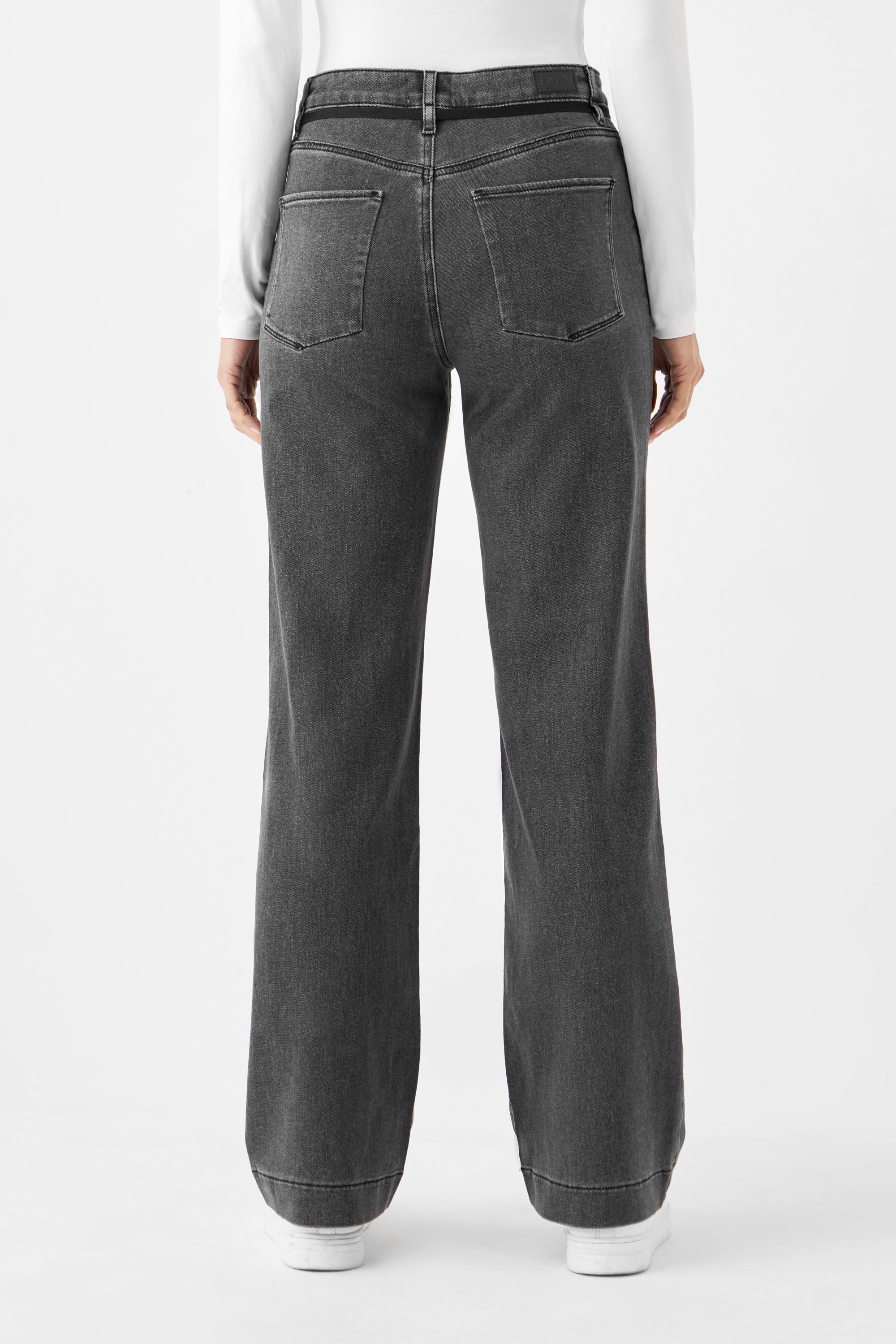 Rückansicht einer mittelgrauen DEW Flared Soft Denim-Jeans mit hohem Bund und ausgestelltem Bein; zwei Hintertaschen.