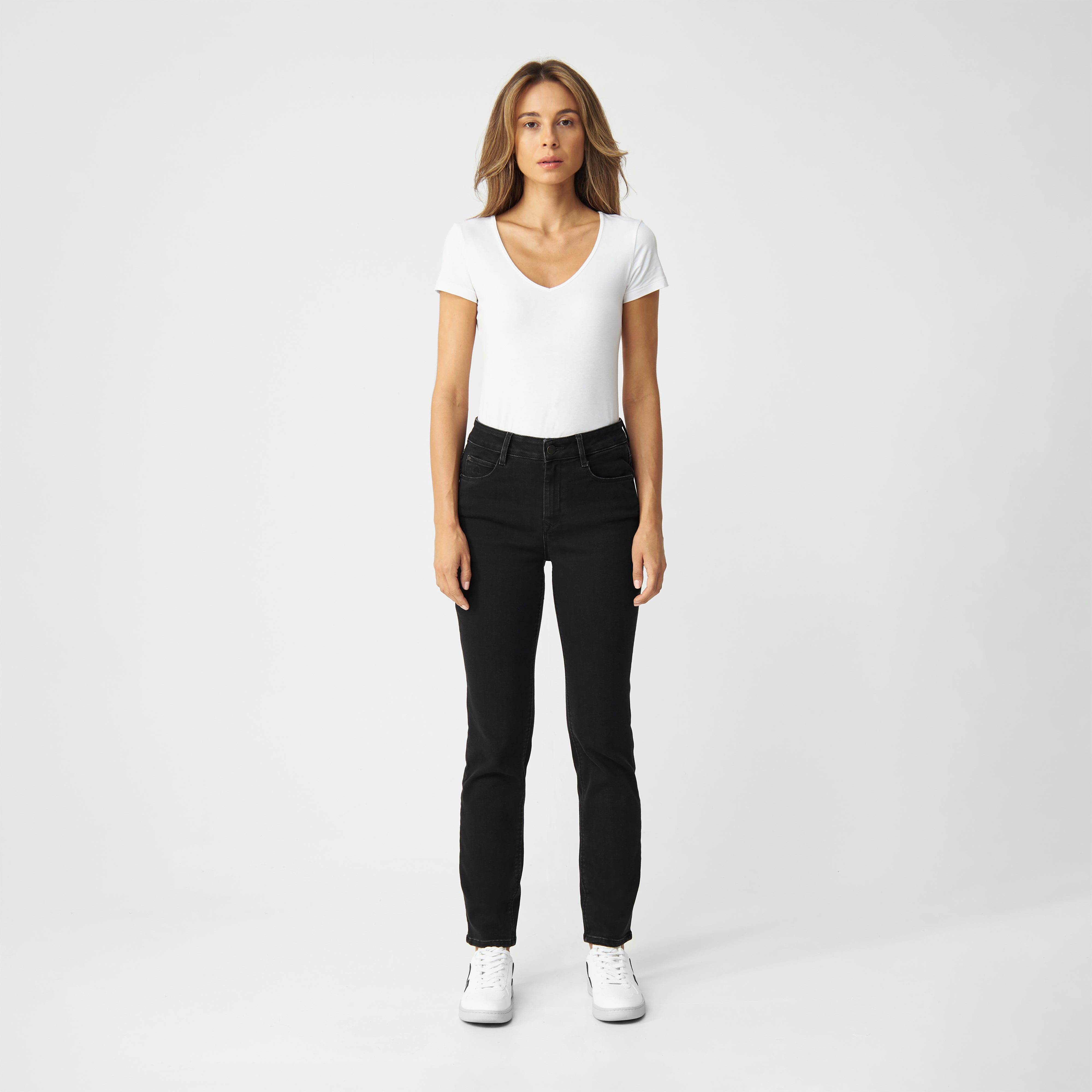 Schwarze STELLAR Slim Comfortstretch High-Waist Jeans von DAWN, 5-Pocket-Design, schmaler Beinverlauf, Frontansicht.
