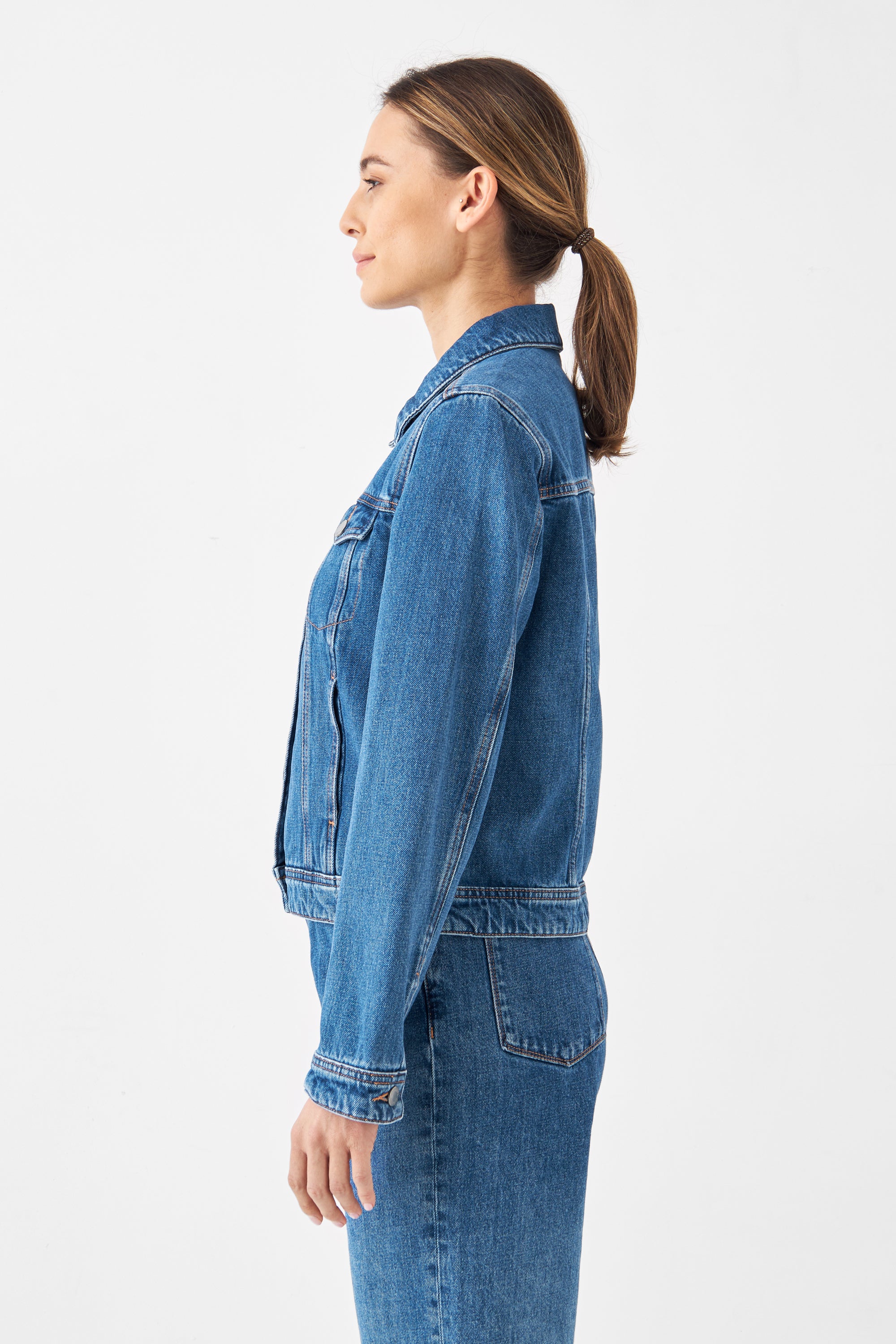 CALLISTO Jeansjacke in medium blue, Non-Stretch-Denim aus Bio-Baumwolle und Hanf, klarer Schnitt, Brusttaschen, seitlich getragen.