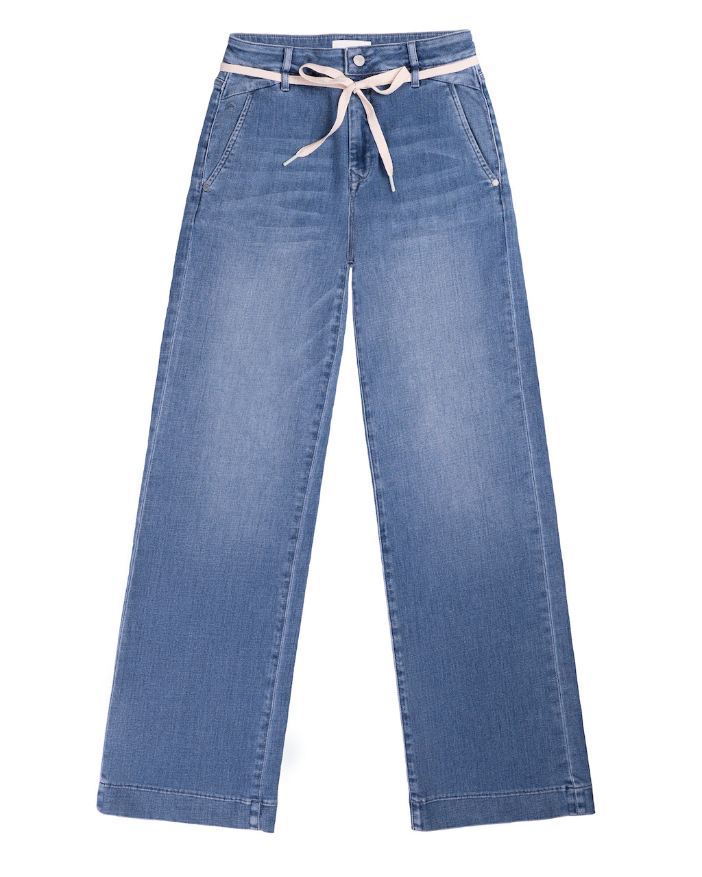 DEW Flared Cropped Denim – hoch taillierte Jeans in Medium Blue mit ausgestelltem Bein, französischen Taschen und beigefarbenem Gürtel (Vorderansicht).