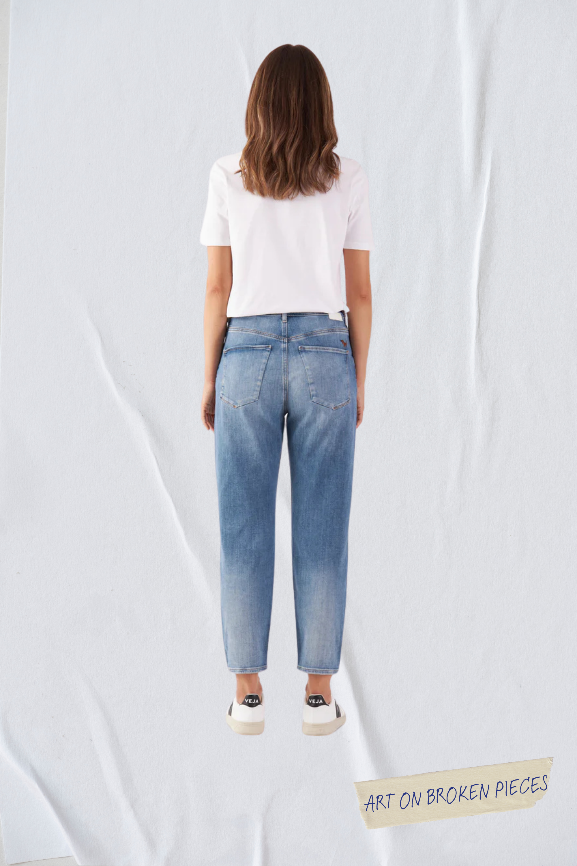 Rückansicht der hellblauen STARDUST O-Shape Jeans mit hoher Taille und zwei Gesäßtaschen; Teil der Art on Broken Pieces.