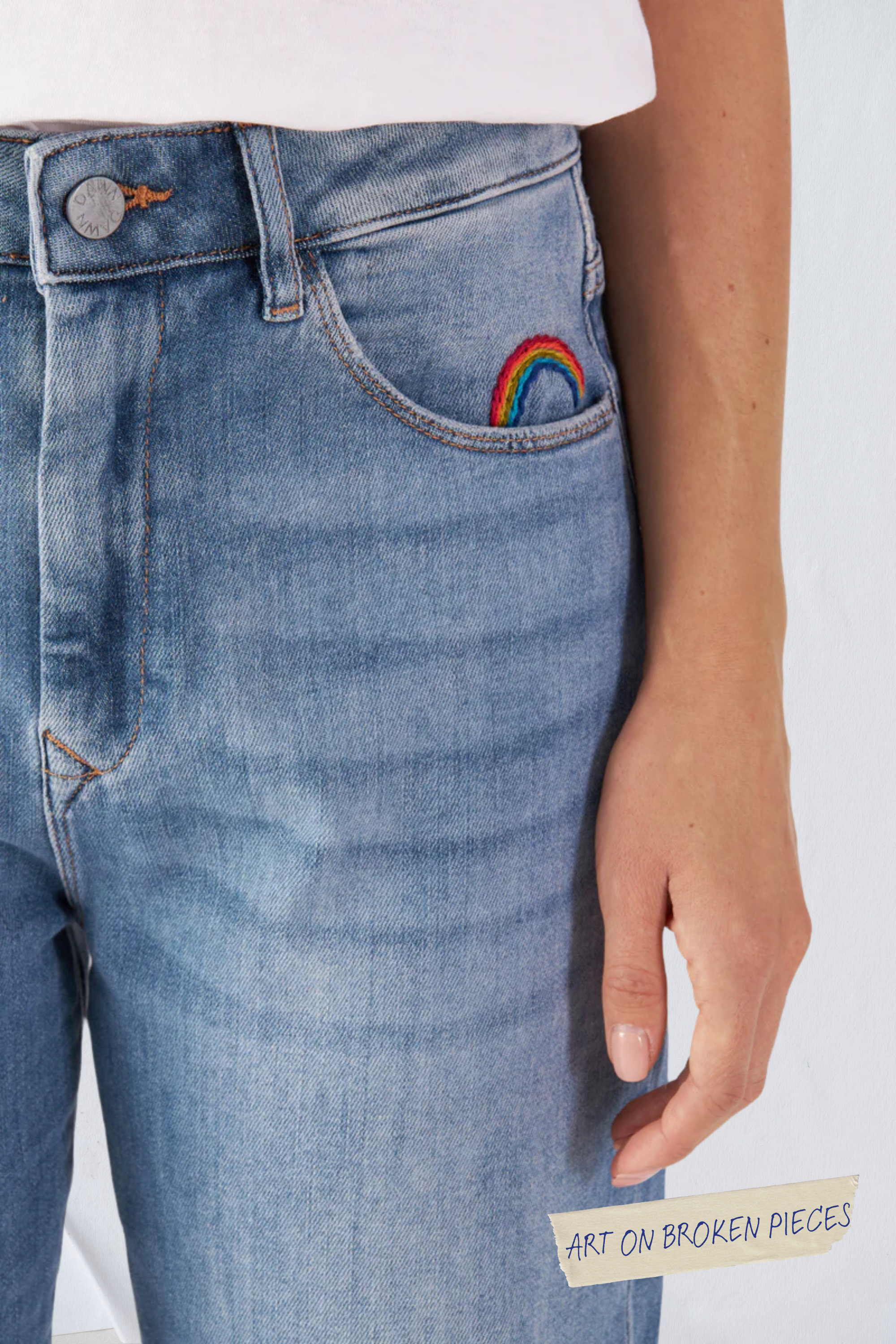 STARDUST O-Shape Jeans in Hellblau, hohe Taille, Rainbow-Stickerei an der Fronttasche; Art on Broken Pieces-Edition.