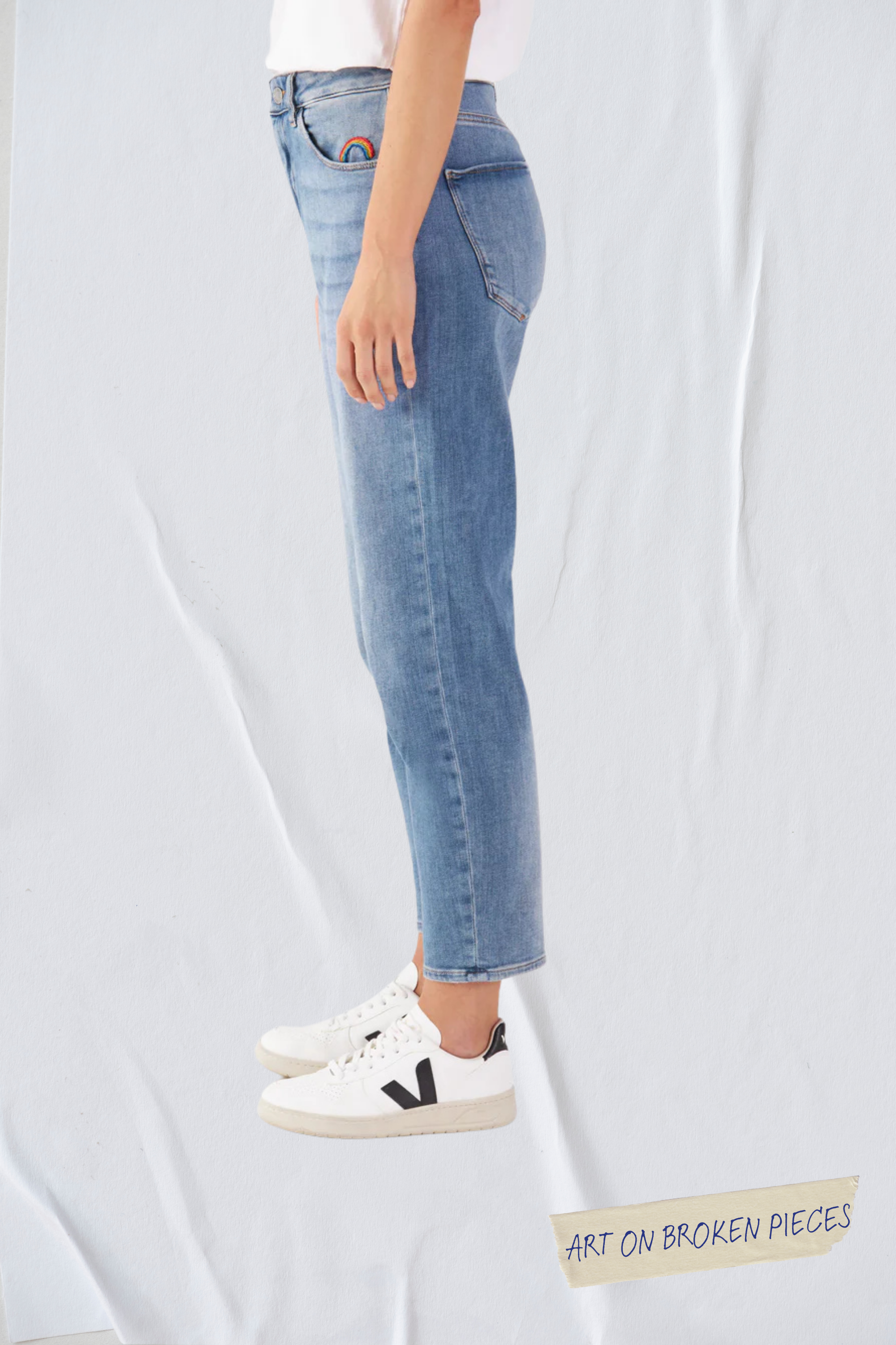 Helle blaue STARDUST O-Shape Jeans, High-Waist, lockerer Sitz an der Hüfte, mittleres Bein, zum Saum hin schmal; Regenbogen-Stickerei auf der Vorderseite.