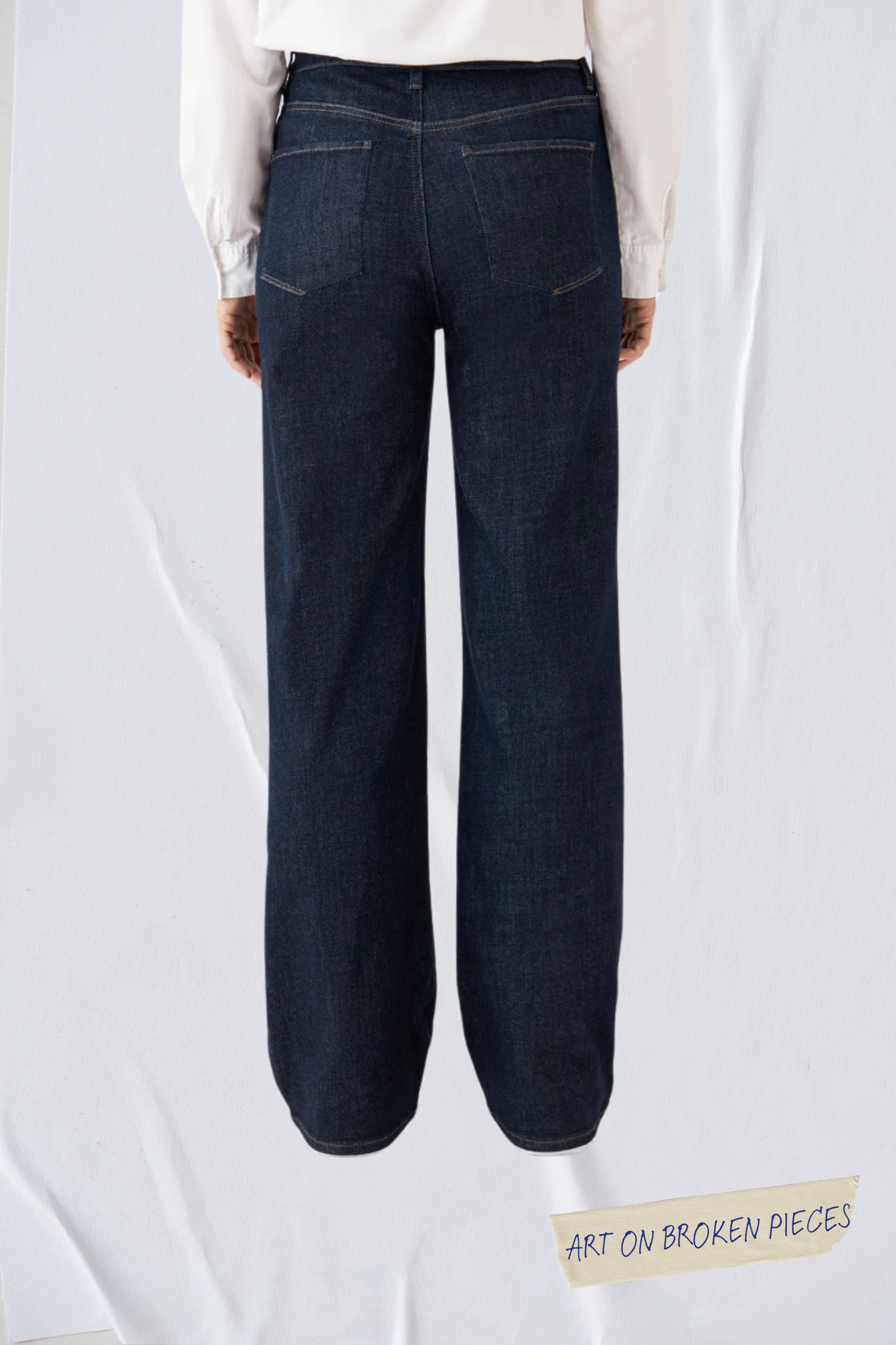 Rückenansicht einer Raw-Blue DEW Classic Jeans: hoher Bund, ausgestelltes Bein (Flare) und Five-Pocket-Design.