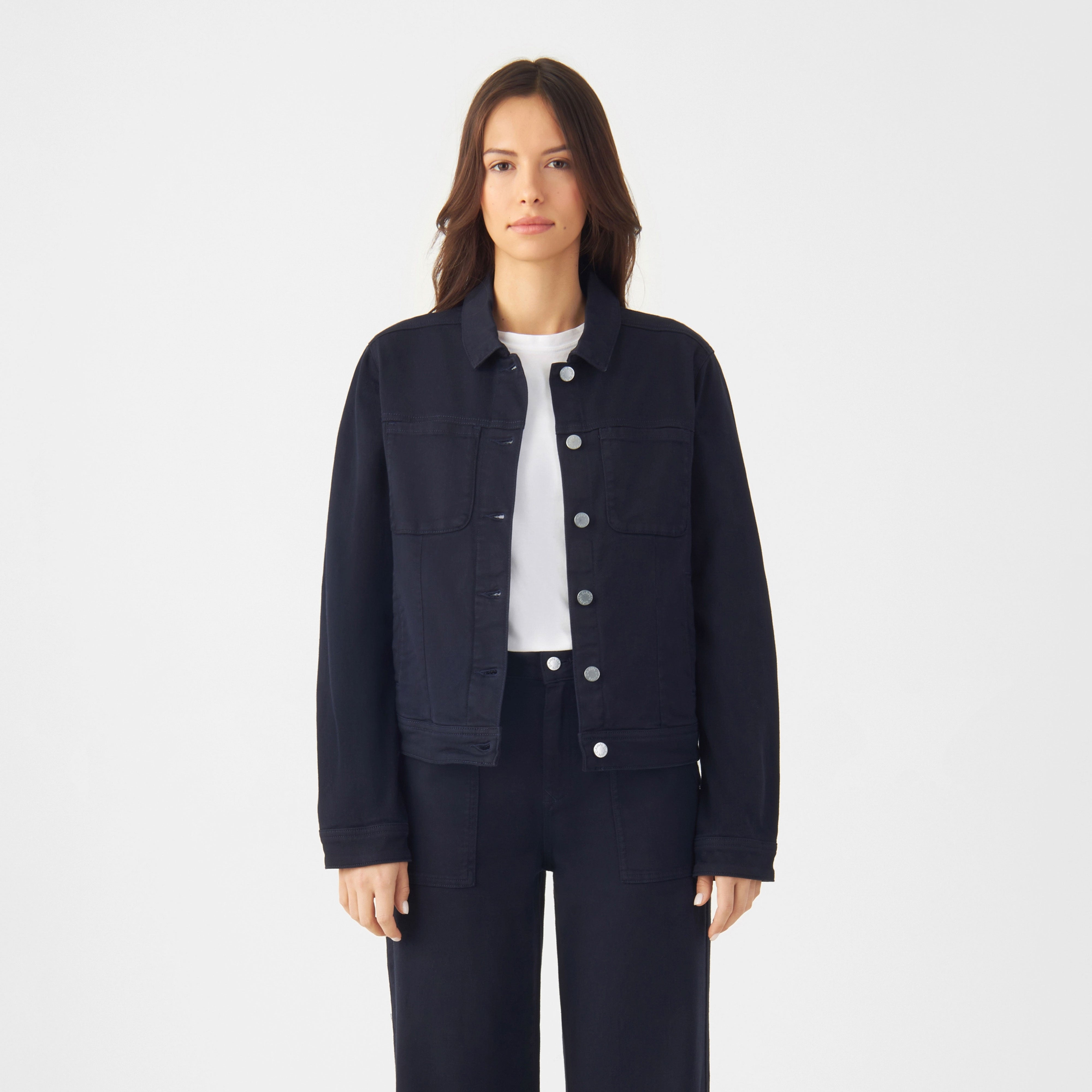CALLISTO Jacke in Nightsky Navy, Organic Soft Denim, gerader Schnitt, zwei Brusttaschen, Metallknöpfe – Frontansicht.