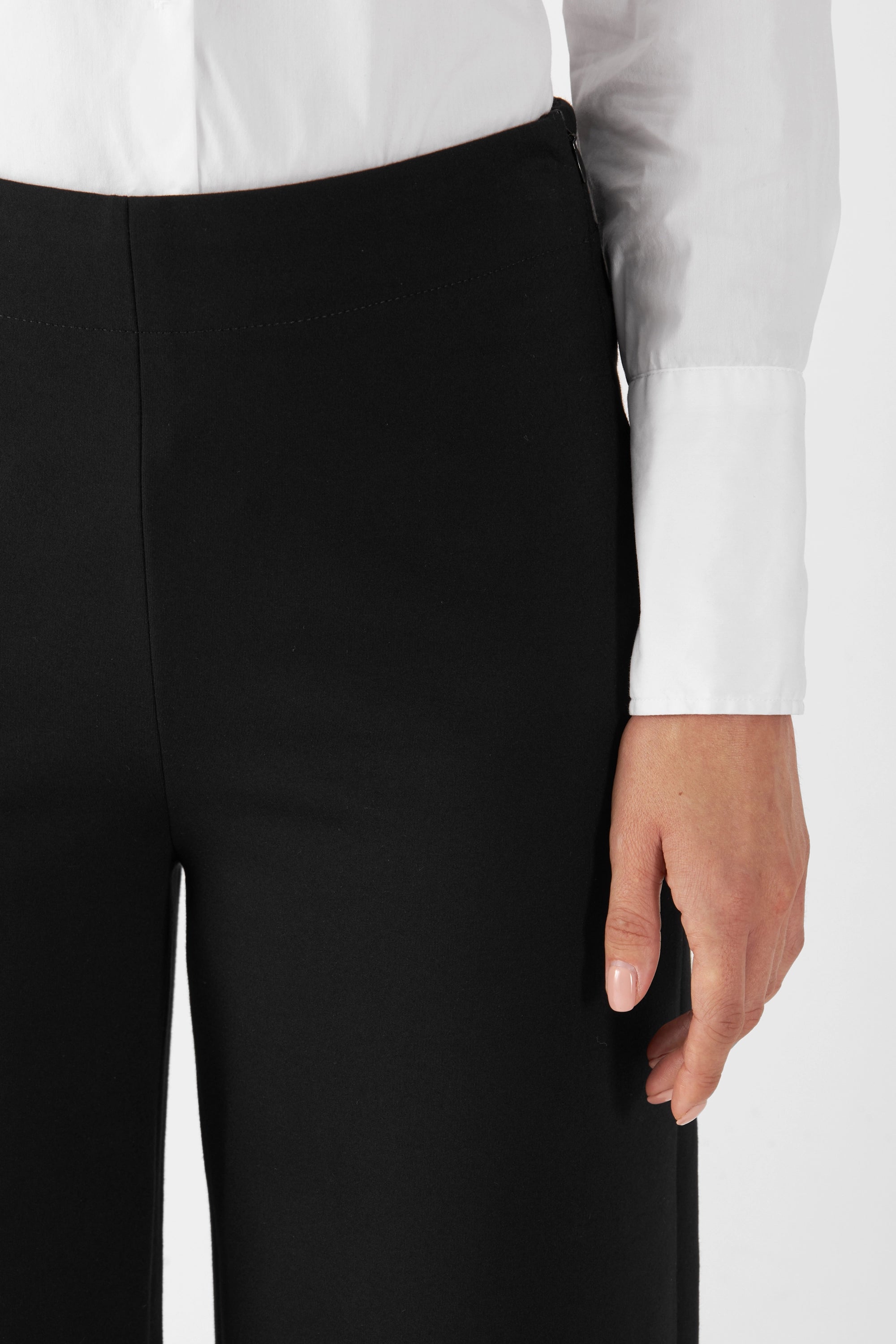 Schwarze GLOOM High-Waist-Hose mit weitem Bein und seitlichem Reißverschluss; eng tailliert, glattes Punto Lux-Scuba-Gewebe.