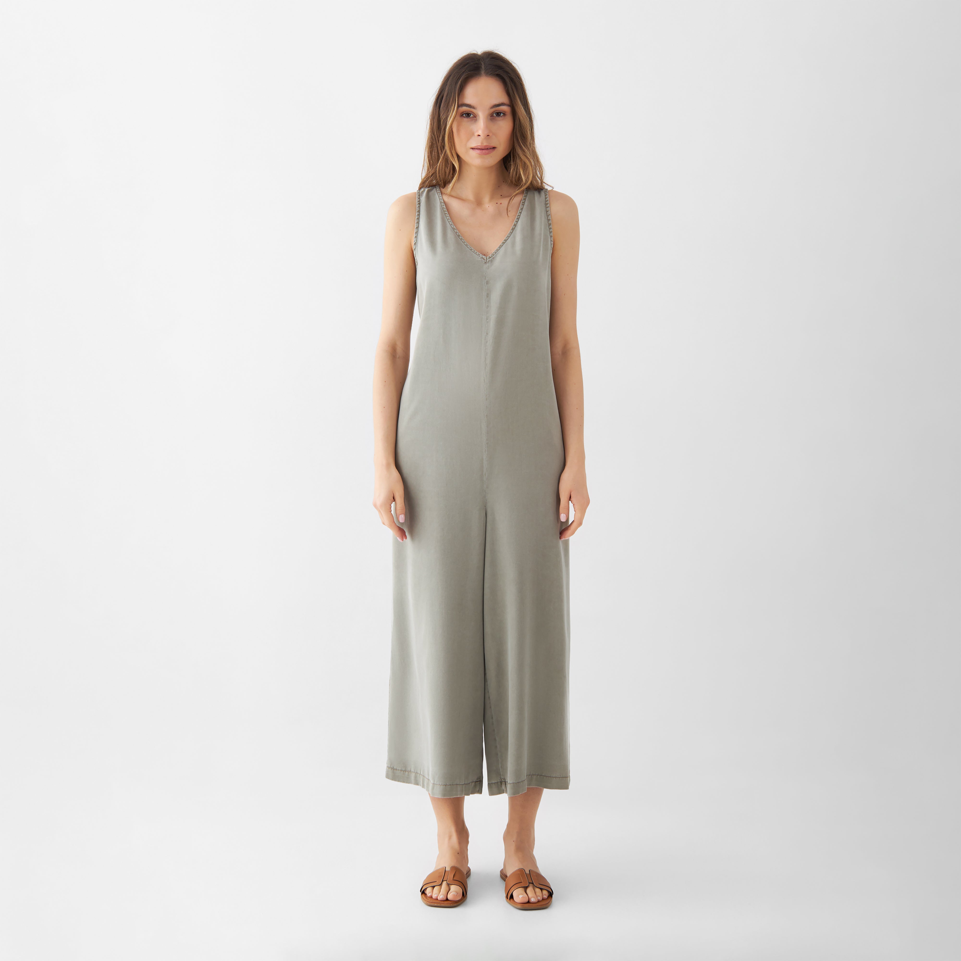 MOONLIGHT Jumpsuit in Rock Olive, cropped, mit V-Ausschnitt vorne und hinten, weite, verkürzte Beine; 100% Lyocell (TENCEL™).