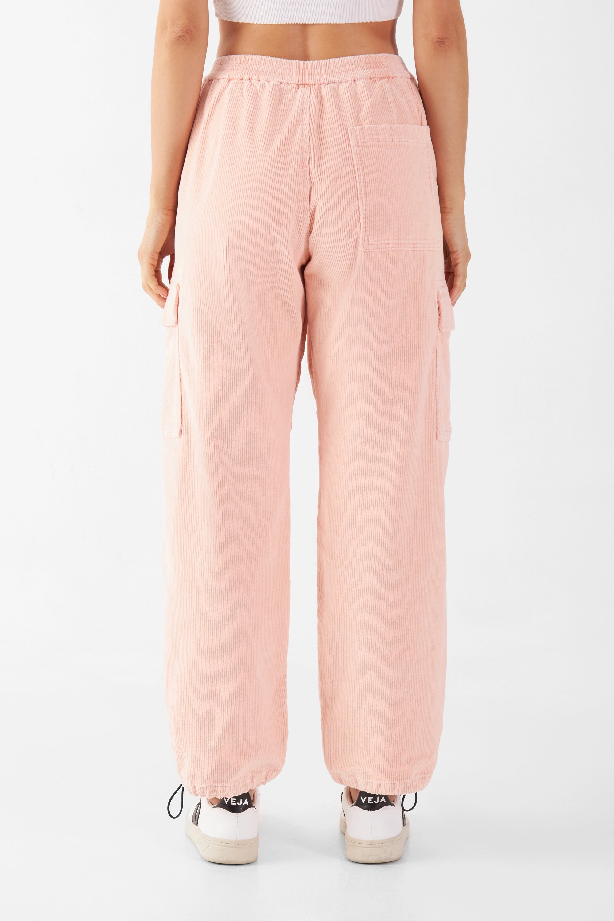 Rosa Cord-Hose RAY von DAWN, Mid Waist, lockere Passform, elastischer Bund, Cargo-Taschen, Beinöffnung verstellbar.