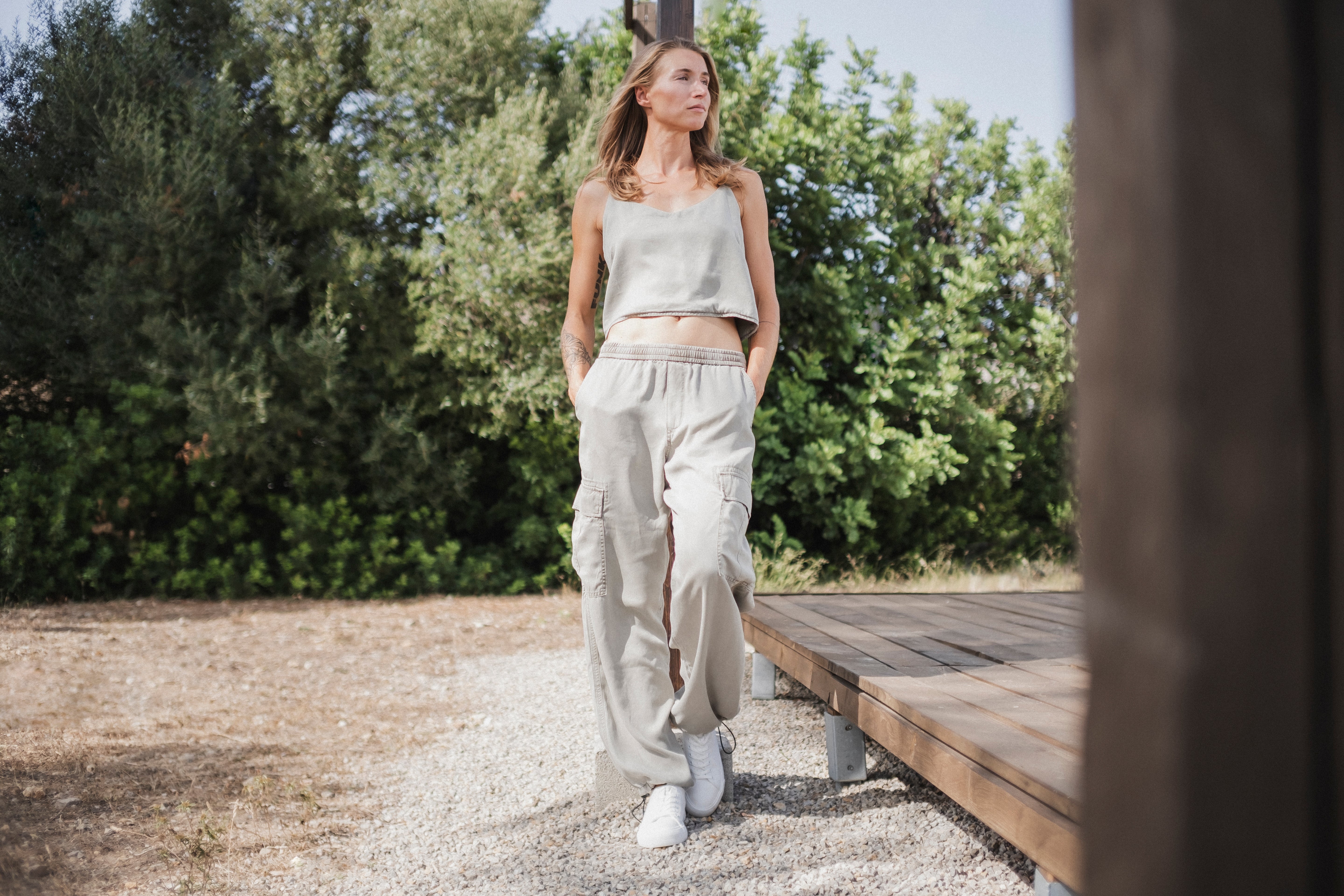 RAY Cargo-Hose Rock Olive aus 100% Lyocell (TENCEL™), elastischer Bund, aufgesetzte Taschen, verstellbare Beinöffnung – entspannte Passform.