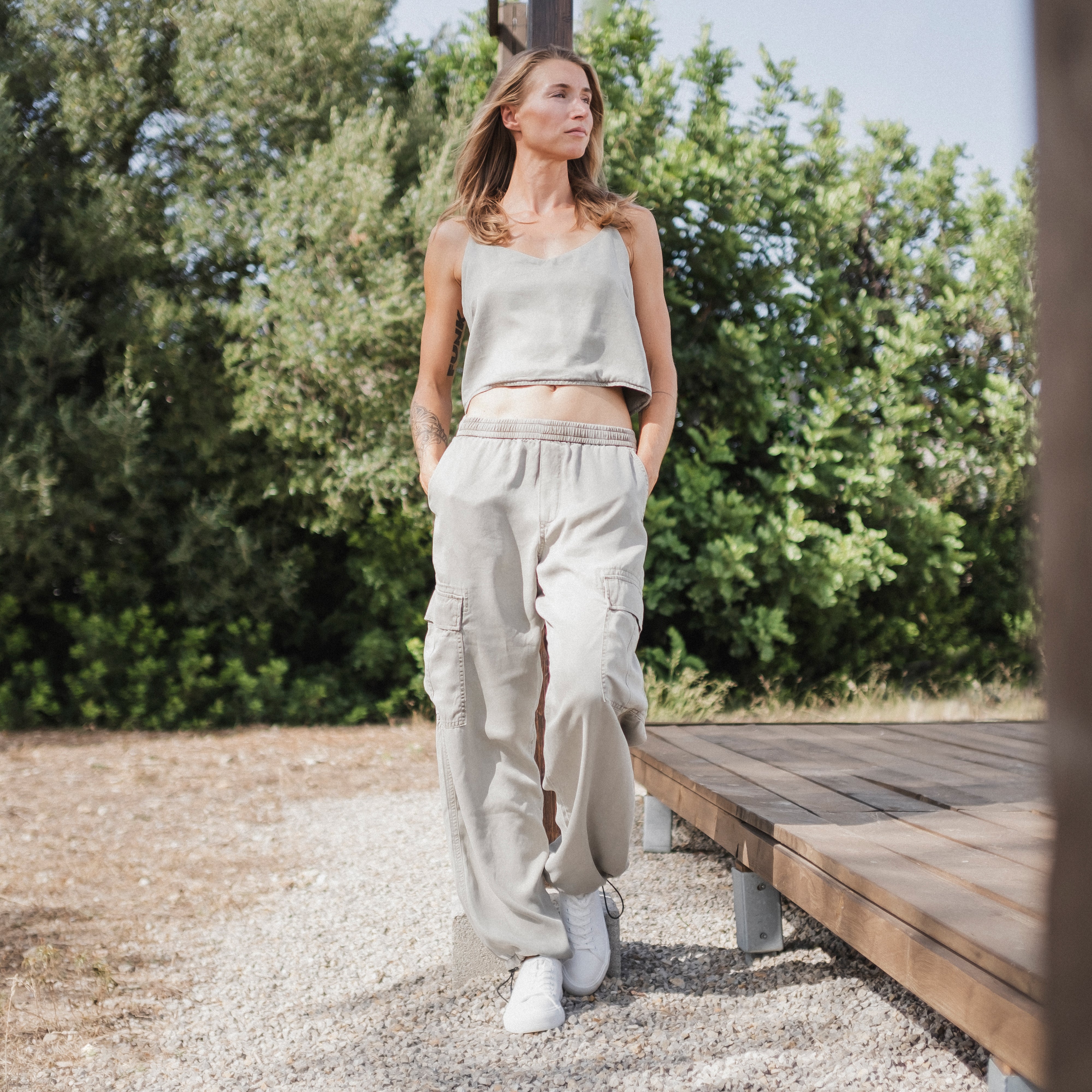 RAY Cargo-Hose aus Lyocell (TENCEL™) in Rock Olive, elastischer Bund, verstellbare Beinöffnungen, aufgesetzte Taschen.