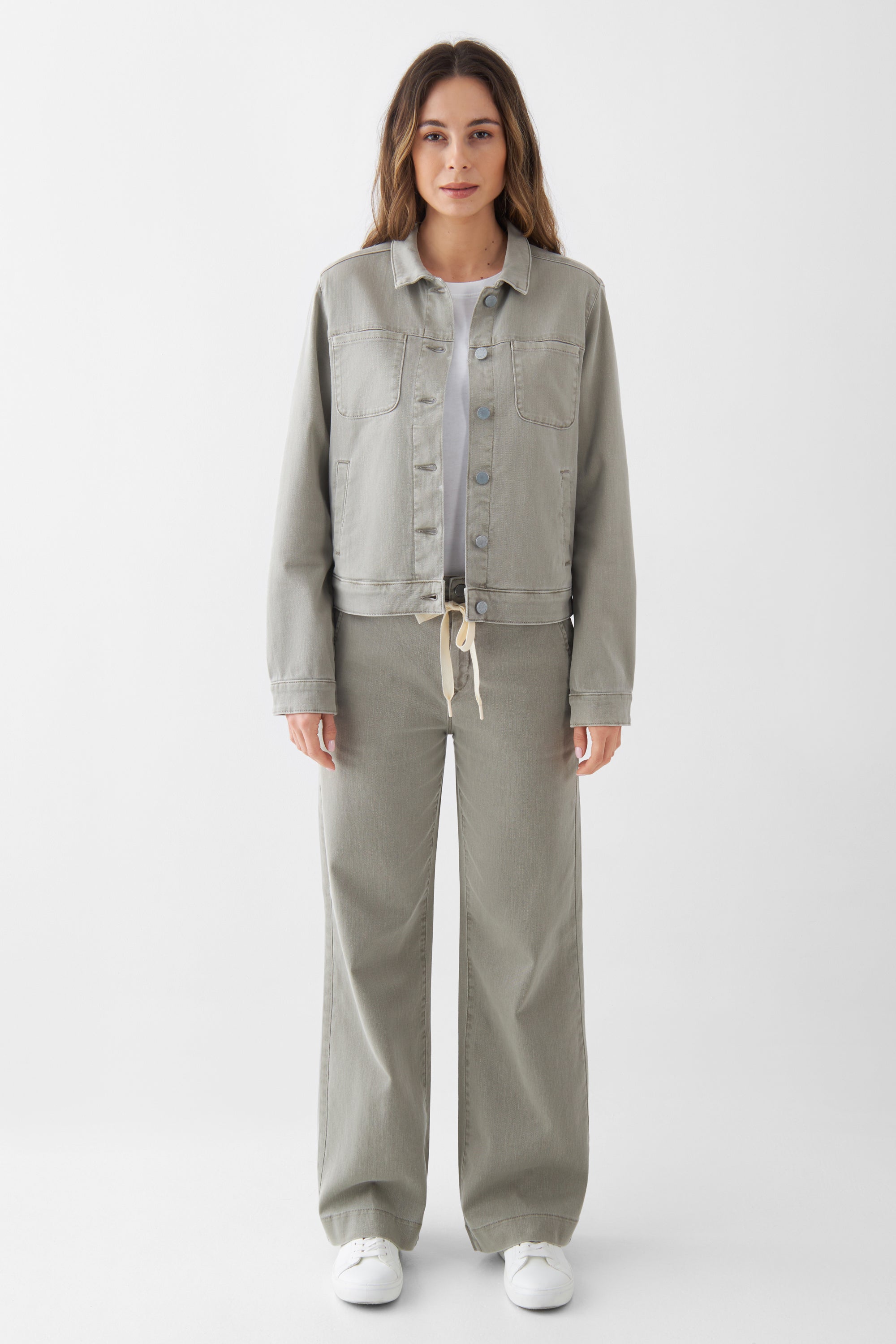 Frontansicht der CALLISTO Soft Organic Jeansjacke in Rock Olive, gerader Schnitt, zwei Brusttaschen, Knopfverschluss.