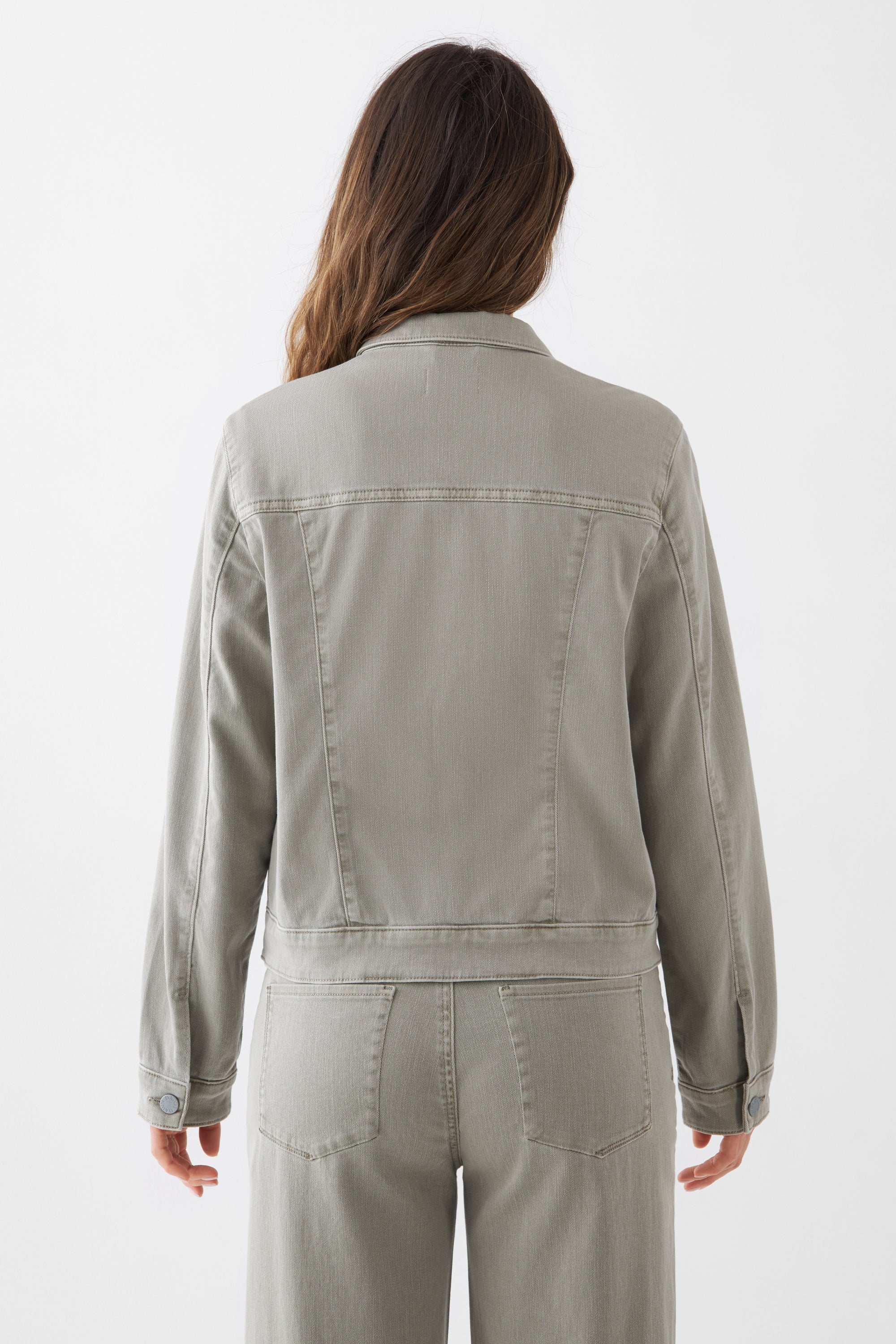 Rückenansicht der CALLISTO Jeansjacke in Rock Olive mit geradem Schnitt; minimalistisches Denim-Design aus Bio-Baumwolle, sichtbare Nahtlinien.