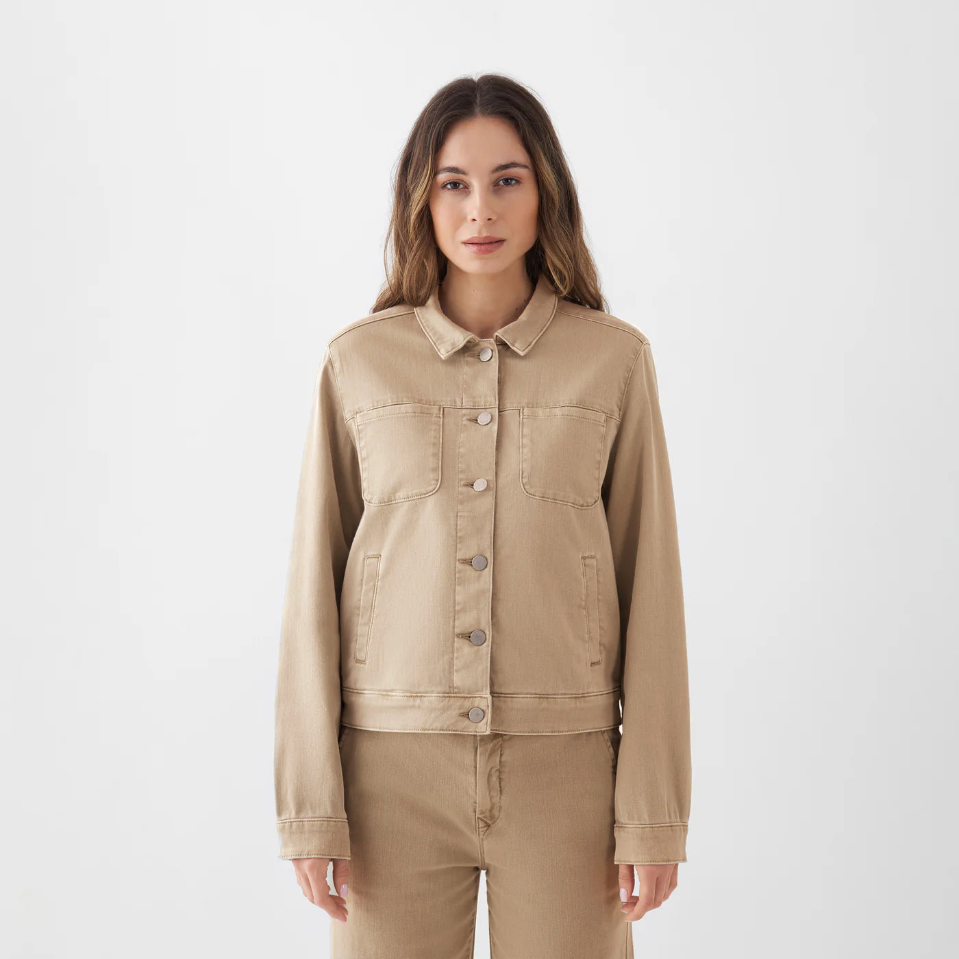 Vorderansicht der CALLISTO Jacke Soft Organic in Warm Sand: klassische Jeansjacke mit geradem Schnitt, zwei Brusttaschen, Frontknopfleiste und lange Ärmel.