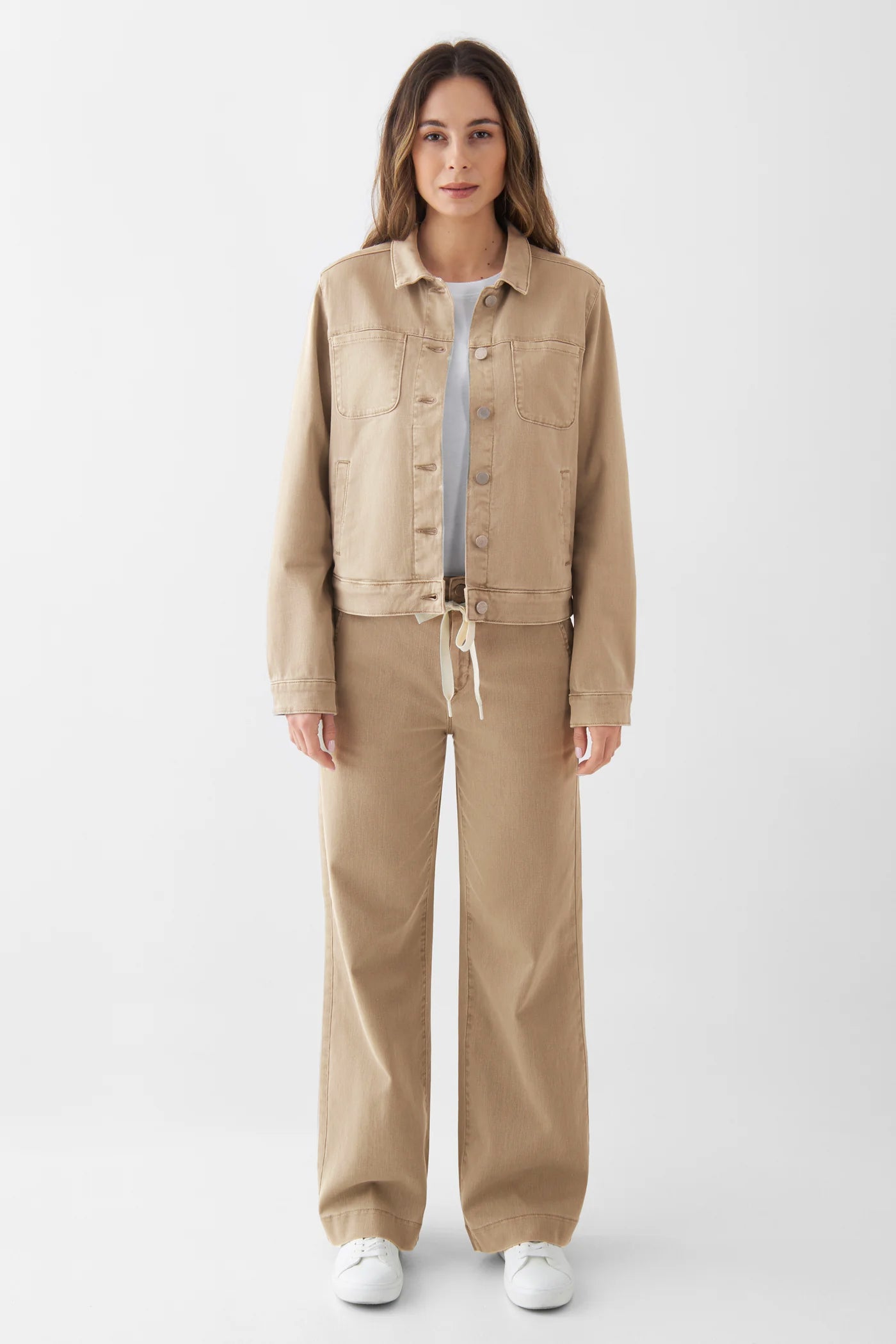 CALLISTO Jacket Soft Organic in Warm Sand, klassische Jeansjacke mit geradem Schnitt, zwei Brusttaschen und Knopfleiste.