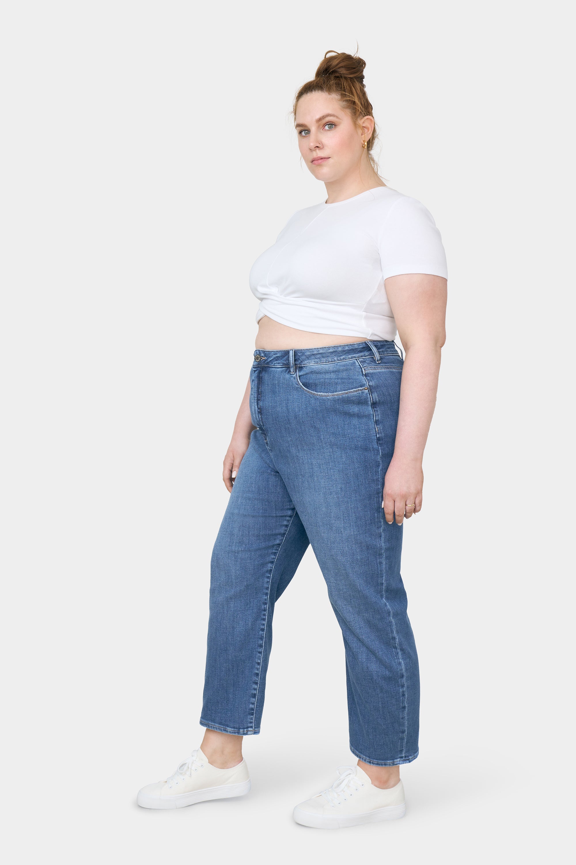 Plus‑size Model trägt STARDUST O‑Shape Soft Denim in Medium Blue: hoch taillierte Jeans mit lockerer Hüfte und zum Saum hin schmaler werdendem Bein.
