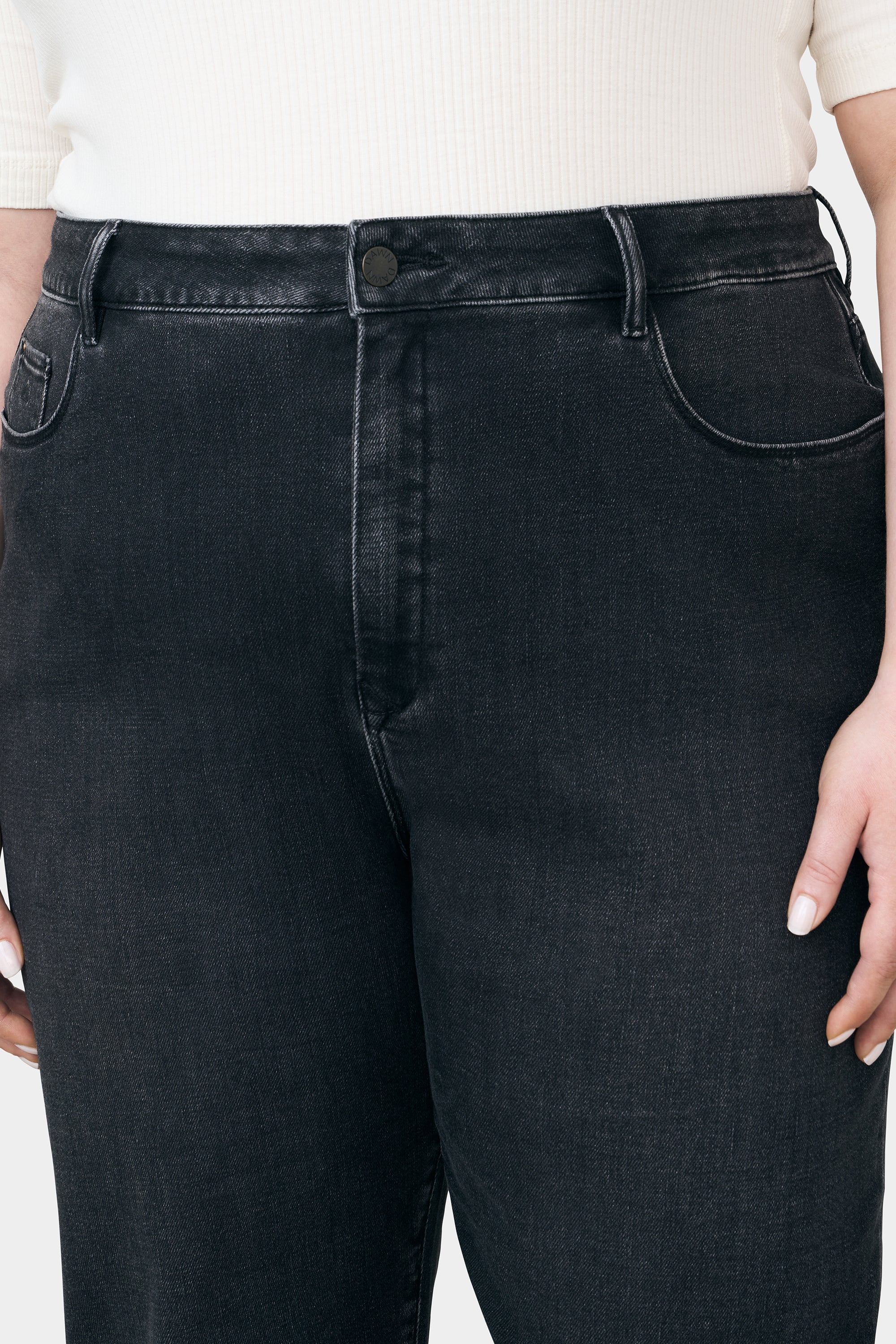 STARDUST O-Shape Jeans in Black/Black, Soft Denim; hoch tailliert, eng in der Taille, locker an der Hüfte, Frontansicht mit Bundknopf.