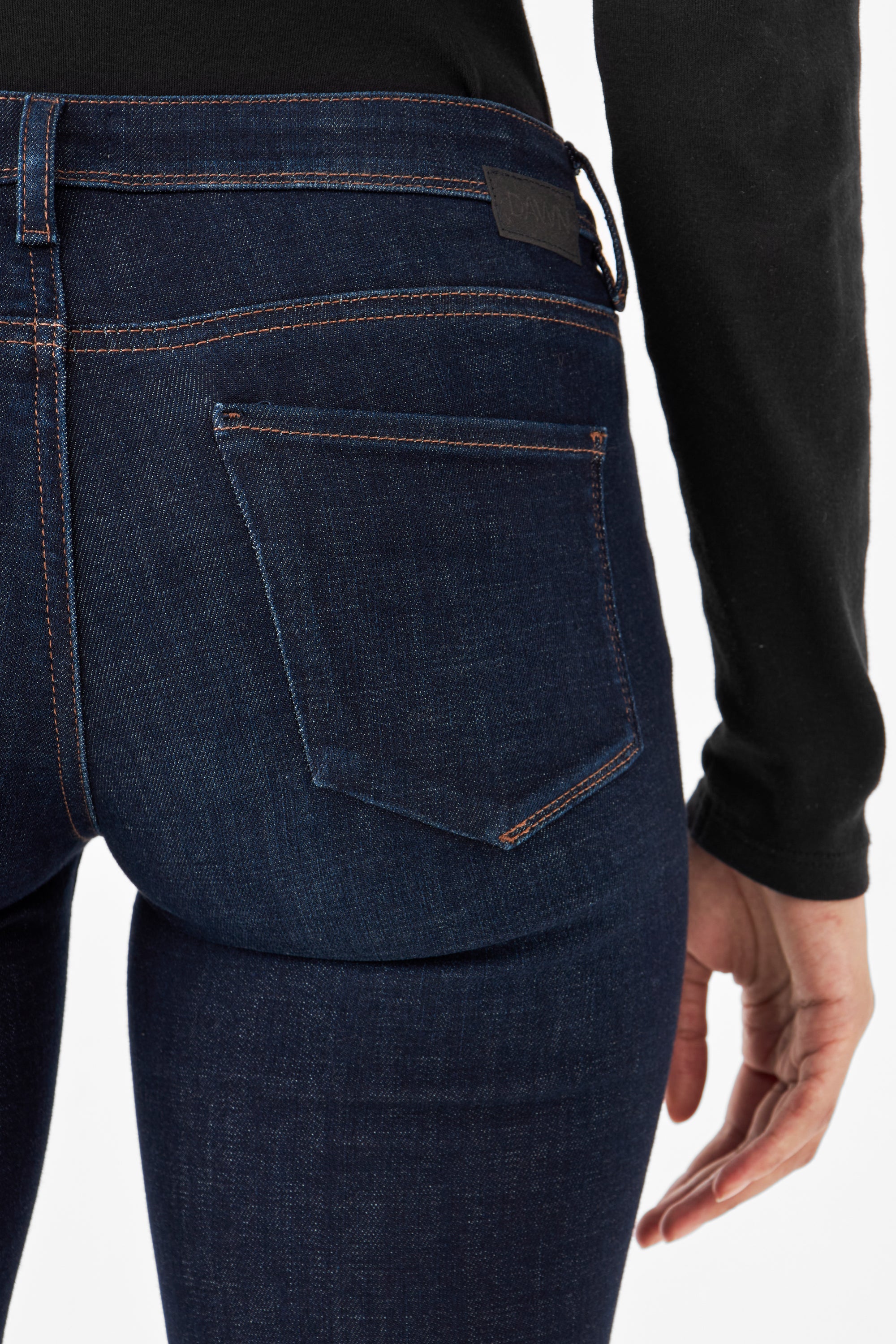 Dunkelblaue MID SUN Slim-Fit Jeans aus Comfortstretch von DAWN, Rückseite mit Gesäßtasche, orangefarbene Nähte.