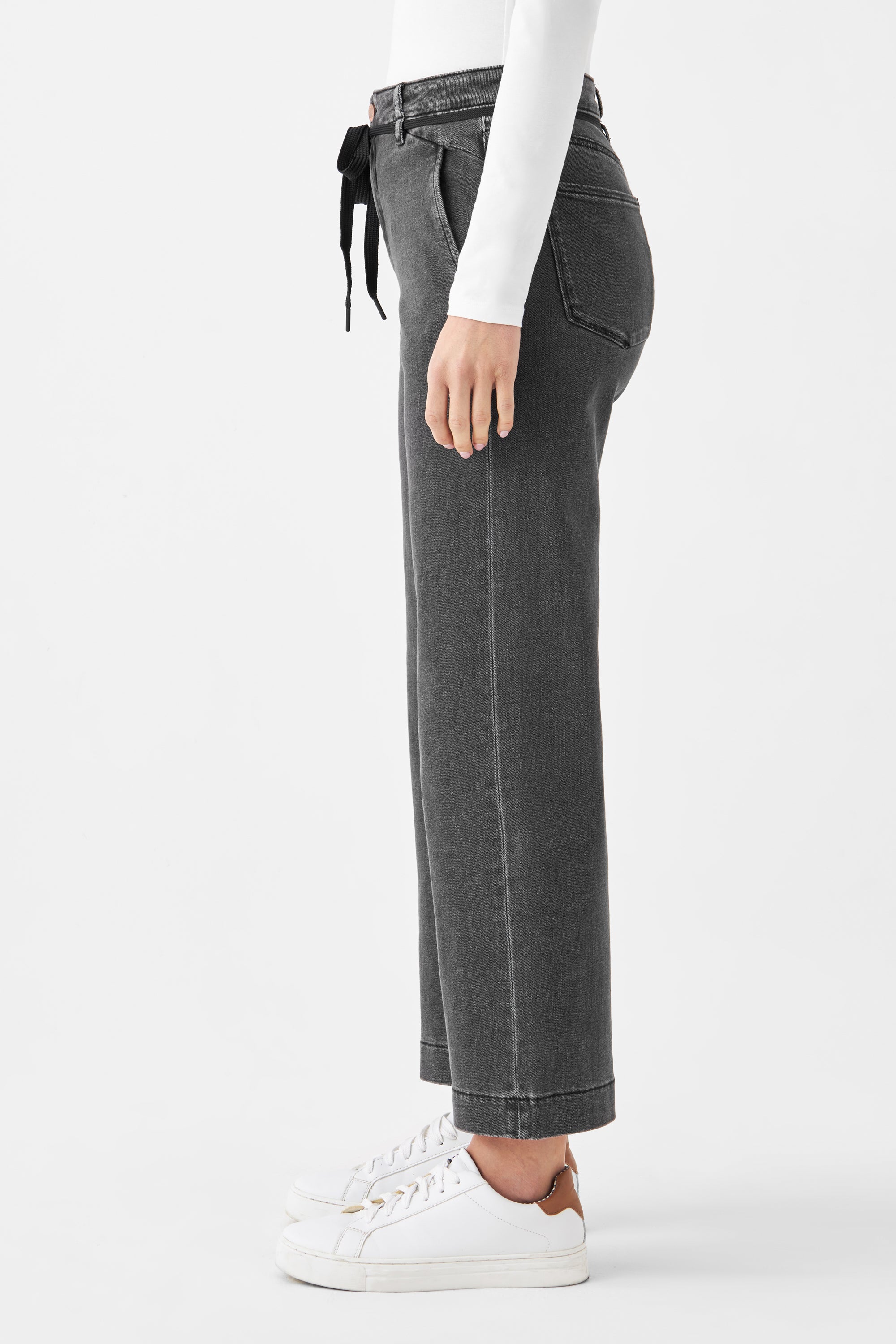 DEW Cropped Flared Jeans in Medium Grey: hoch tailliert, ausgestelltes Bein, französische Taschen, schwarzer Bundgürtel.