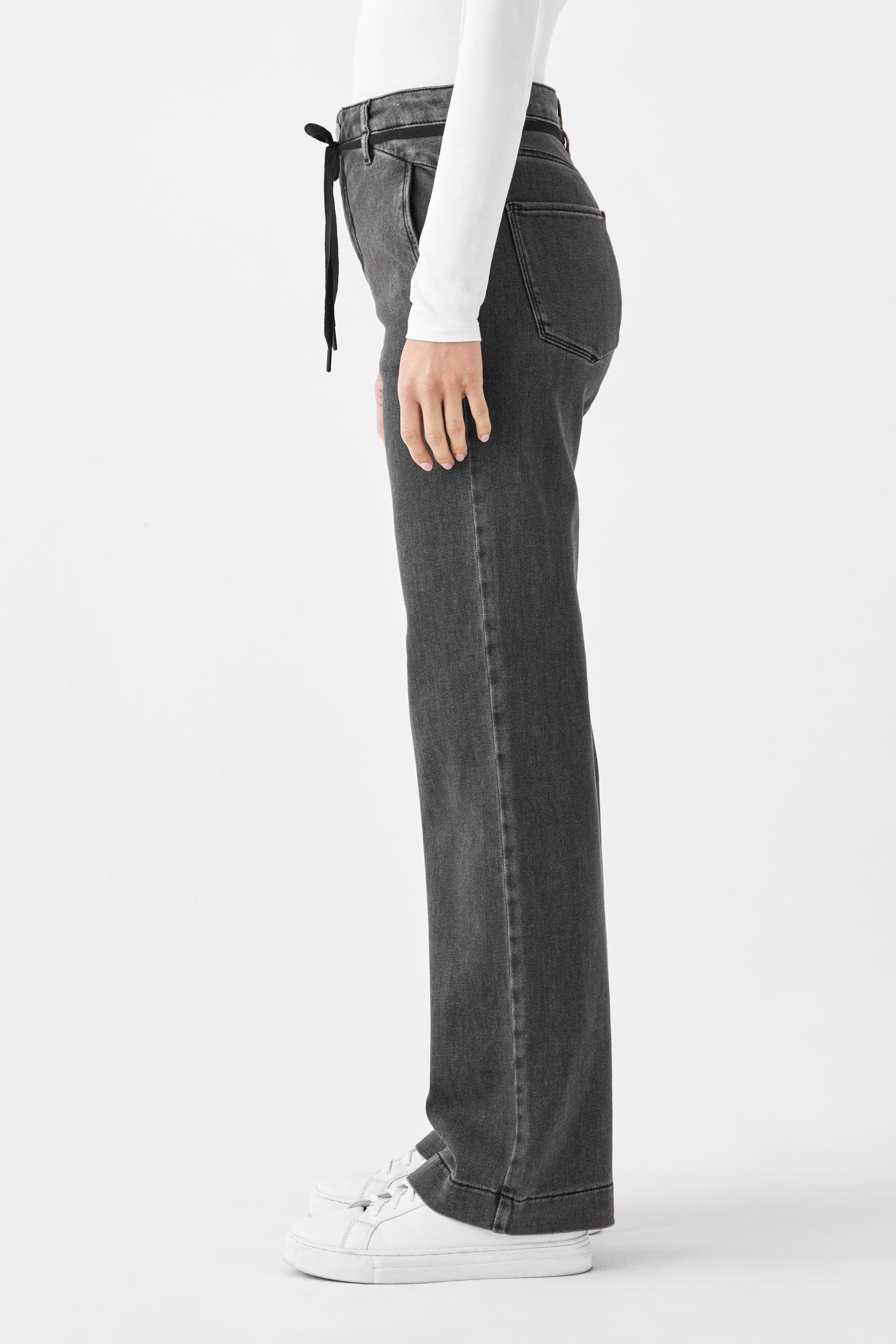 DEW Flared Soft Denim in Medium Grey: Hoch taillierte Jeans, ausgestelltes Bein, französische Taschen, Seitenansicht.