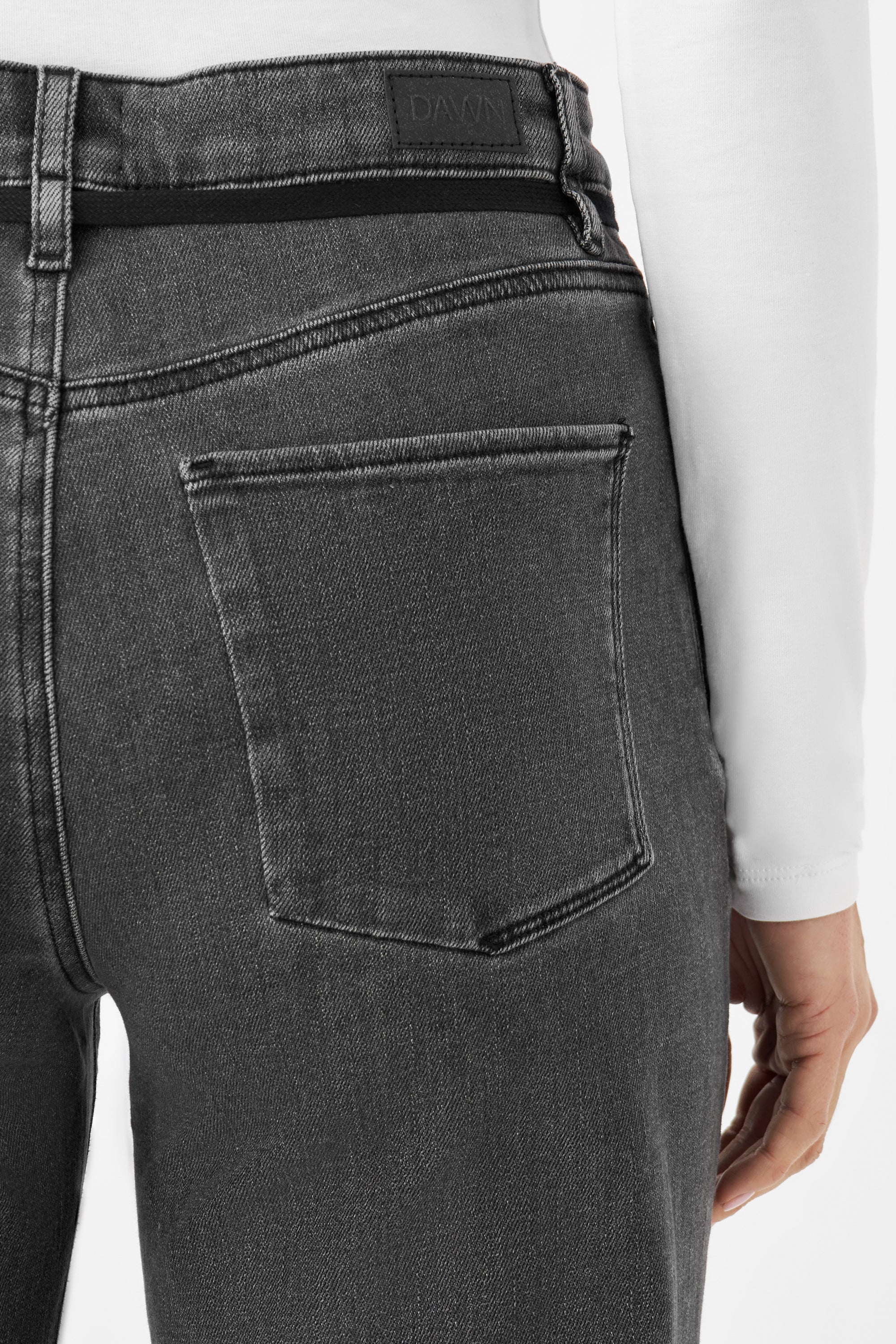DEW Flared Soft Denim Jeans in Medium Grey, High Waist, French Pocket; Rückseite mit Gesäßtasche, DAWN-Label am Bund.
