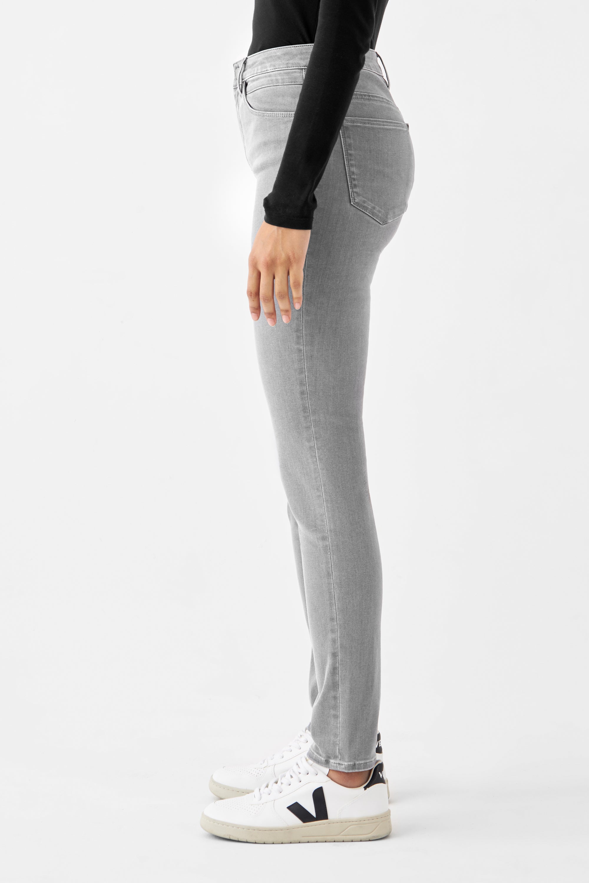 Seitliche Ansicht der SUN UP Skinny Jeans in Silver Denim – Basic Fit, Powerstretch formt sanft die Figur, dezente Taschendetails.