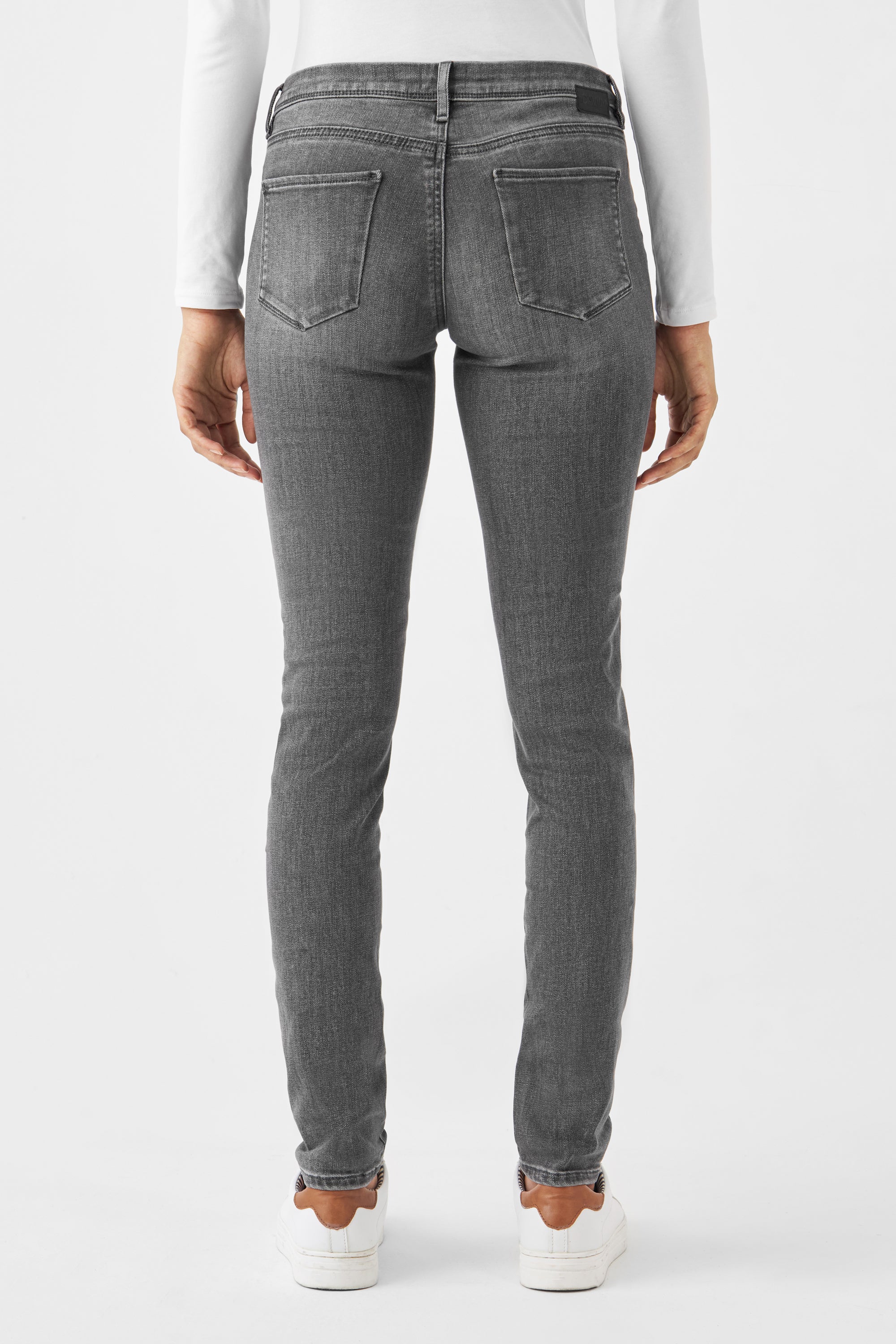Rückansicht einer grauen MID SUN Slim Comfortstretch Basic Jeans (Medium Grey) mit zwei Gesäßtaschen und Gürtelschlaufen; sitzt bequem auf der Hüfte.