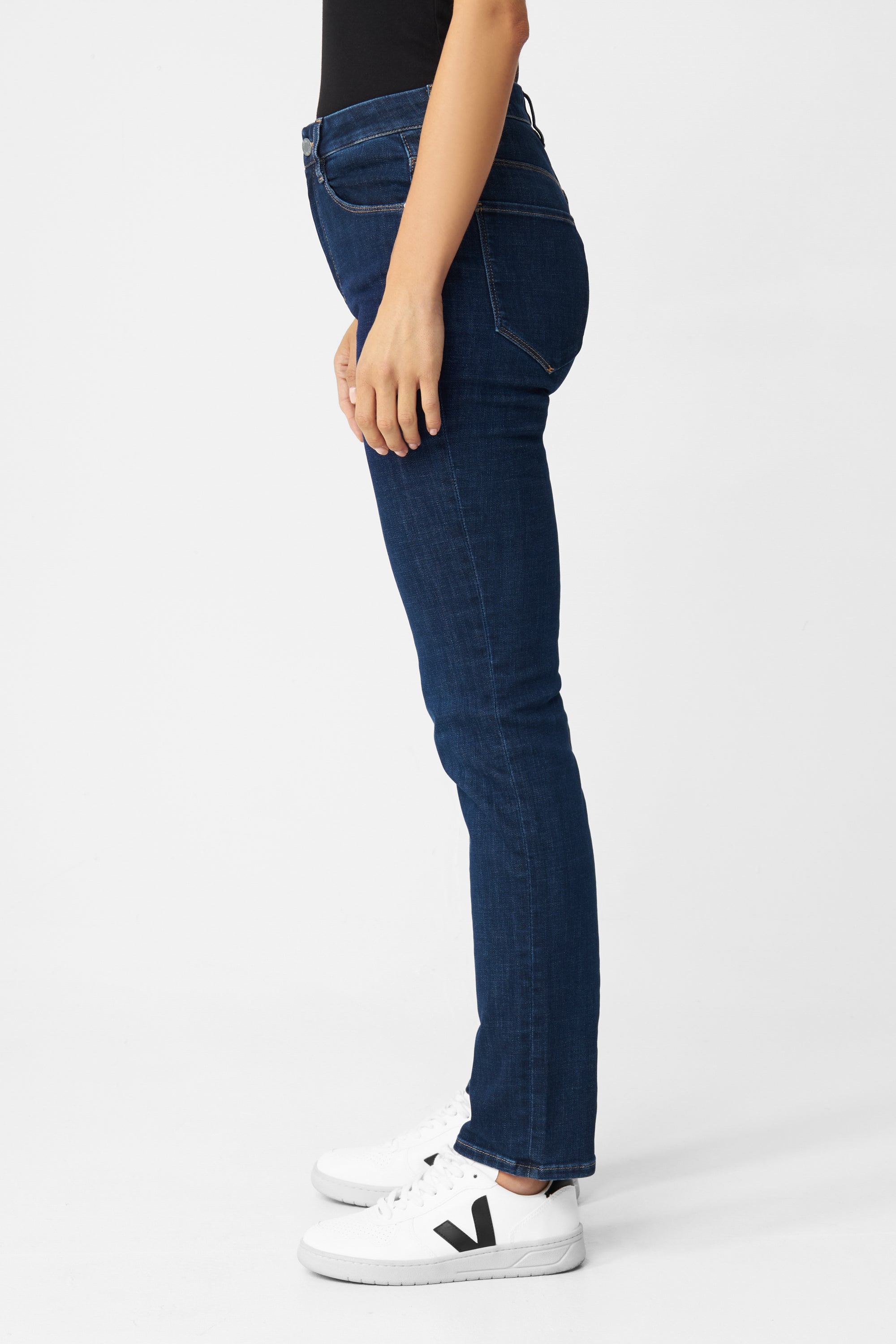 Seitenansicht einer dunkelblauen STELLAR Slim Comfortstretch High-Waist-Jeans mit schmalem Bein und 5-Pocket-Design.