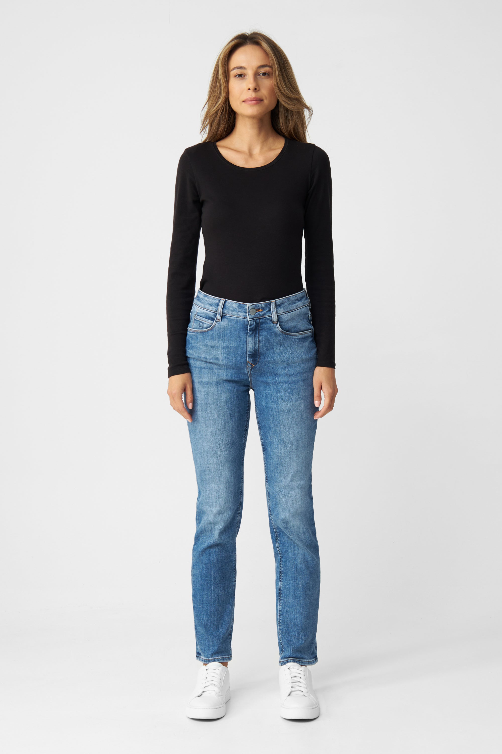 Frontansicht der STELLAR Slim Comfortstretch – Classic in Faded Blue: High-Waist Jeans mit schmalem Bein und 5-Pocket-Design.