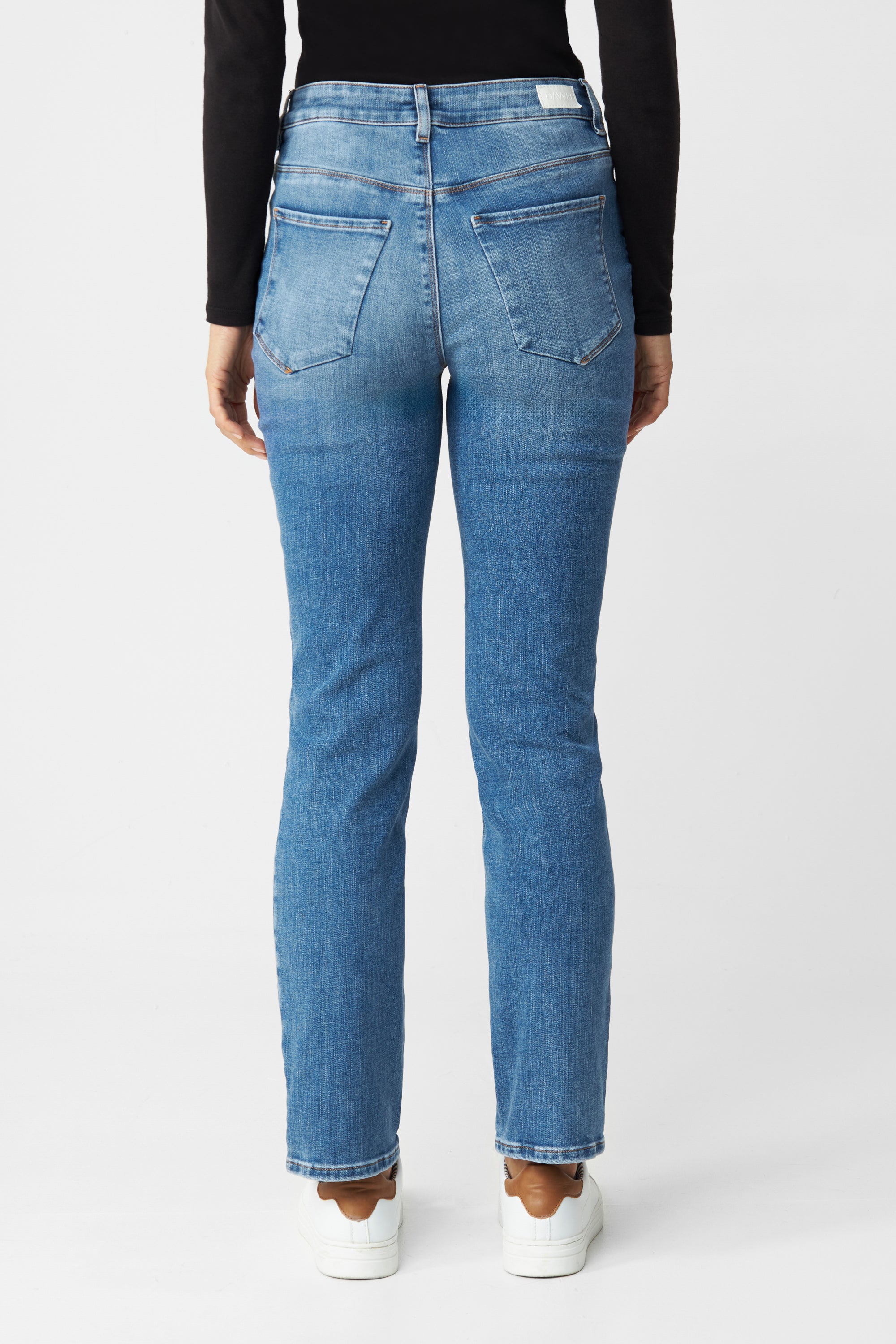 Rückansicht der STELLAR High-Waist Slim Comfortstretch Jeans in faded blue, 5-Pocket-Design mit schlankem Beinverlauf und Kontrastnähten.