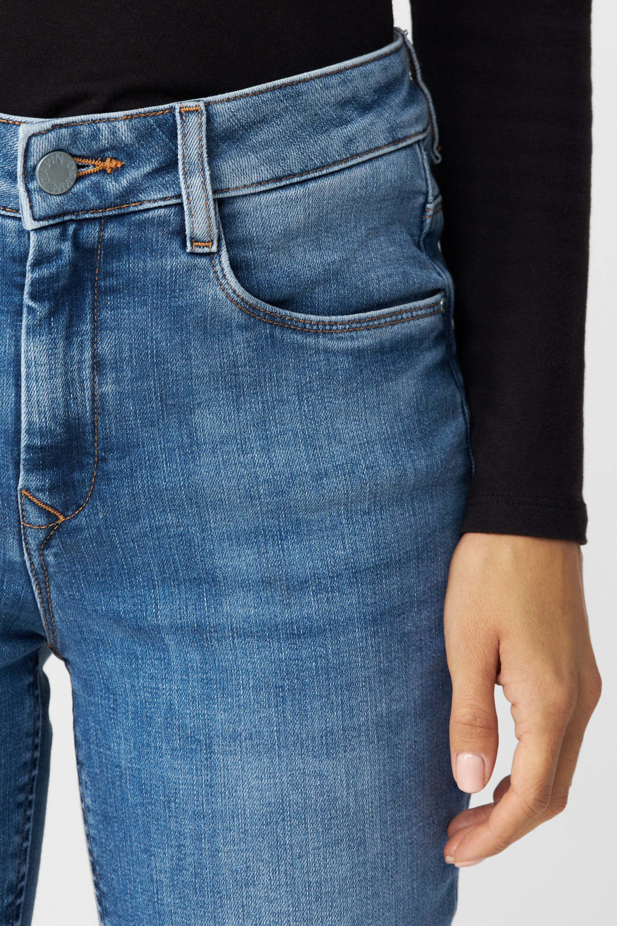 STELLAR Slim Comfortstretch – Classic in Faded Blue. High-Waist, 5-Pocket-Design; Frontansicht mit Gürtel-Schlaufen, Knopfverschluss und orange Nähte.