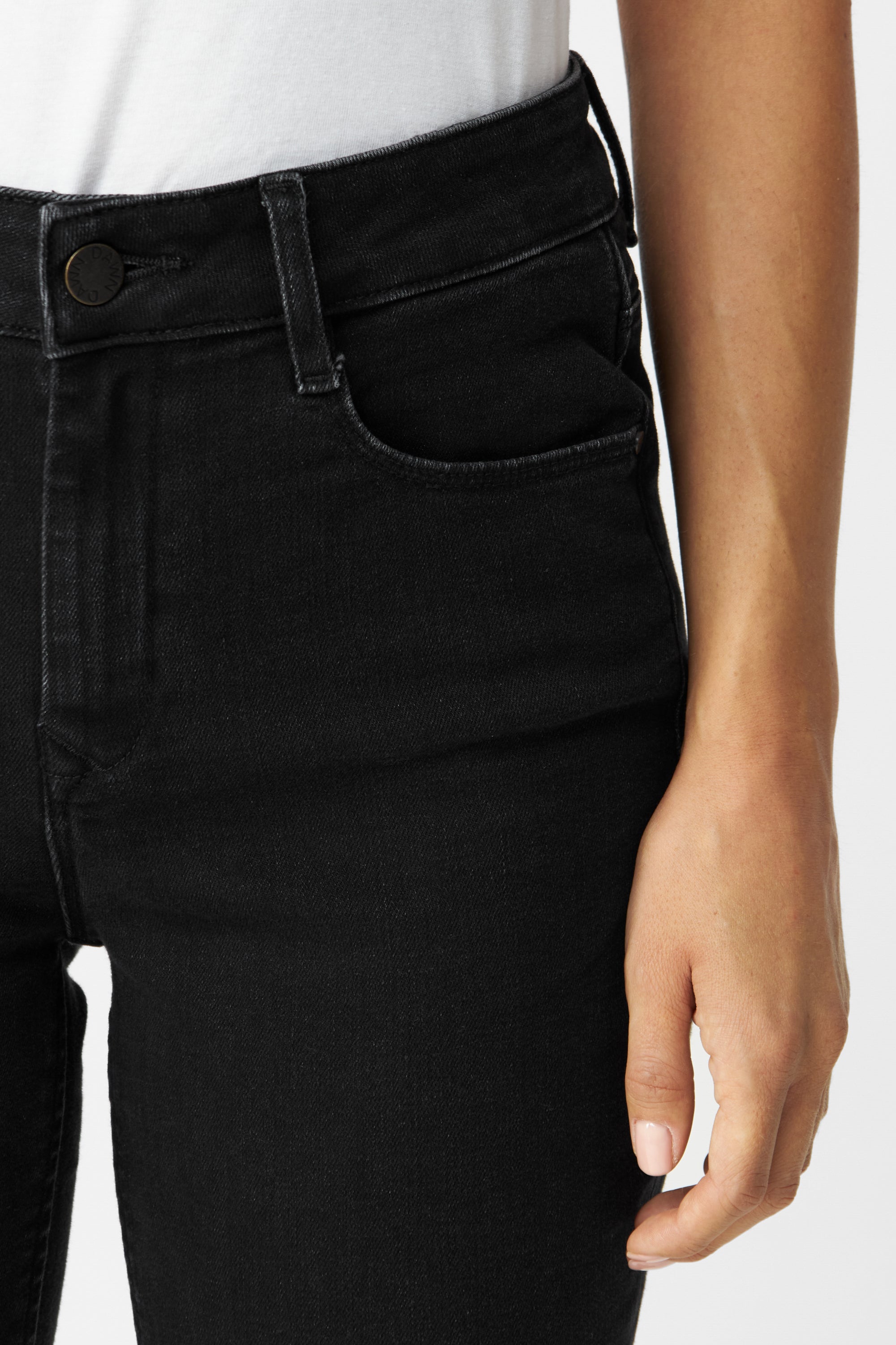 Schwarze STELLAR Slim Comfortstretch High-Waist-Jeans von DAWN, Frontansicht mit Knopf, Gürtelschlaufen und 5-Pocket-Design.