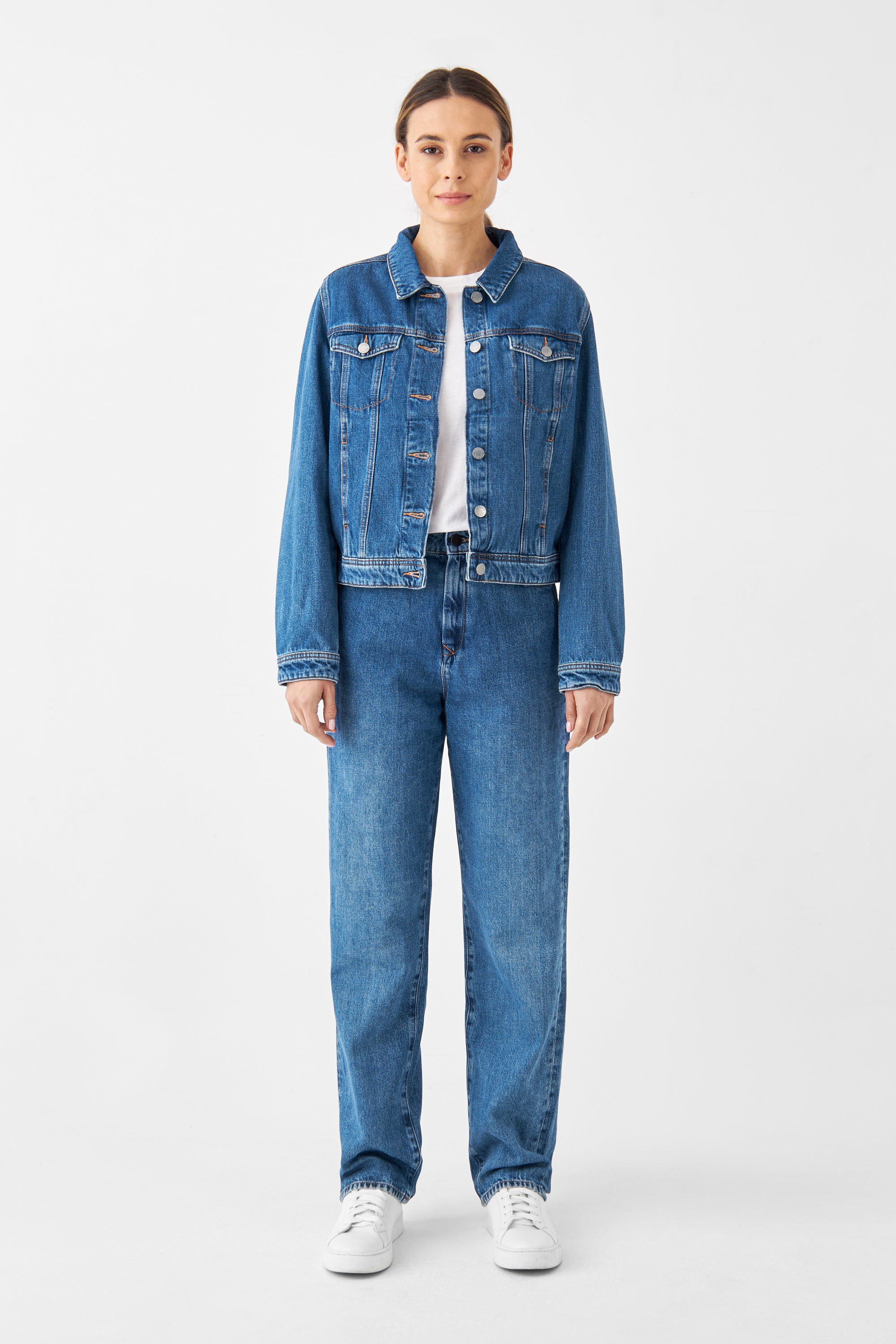 CALLISTO Jeansjacke Classic in Medium Blue aus Organic Non-Stretch Denim; gerader Schnitt, Brusttaschen, Knopfverschluss.