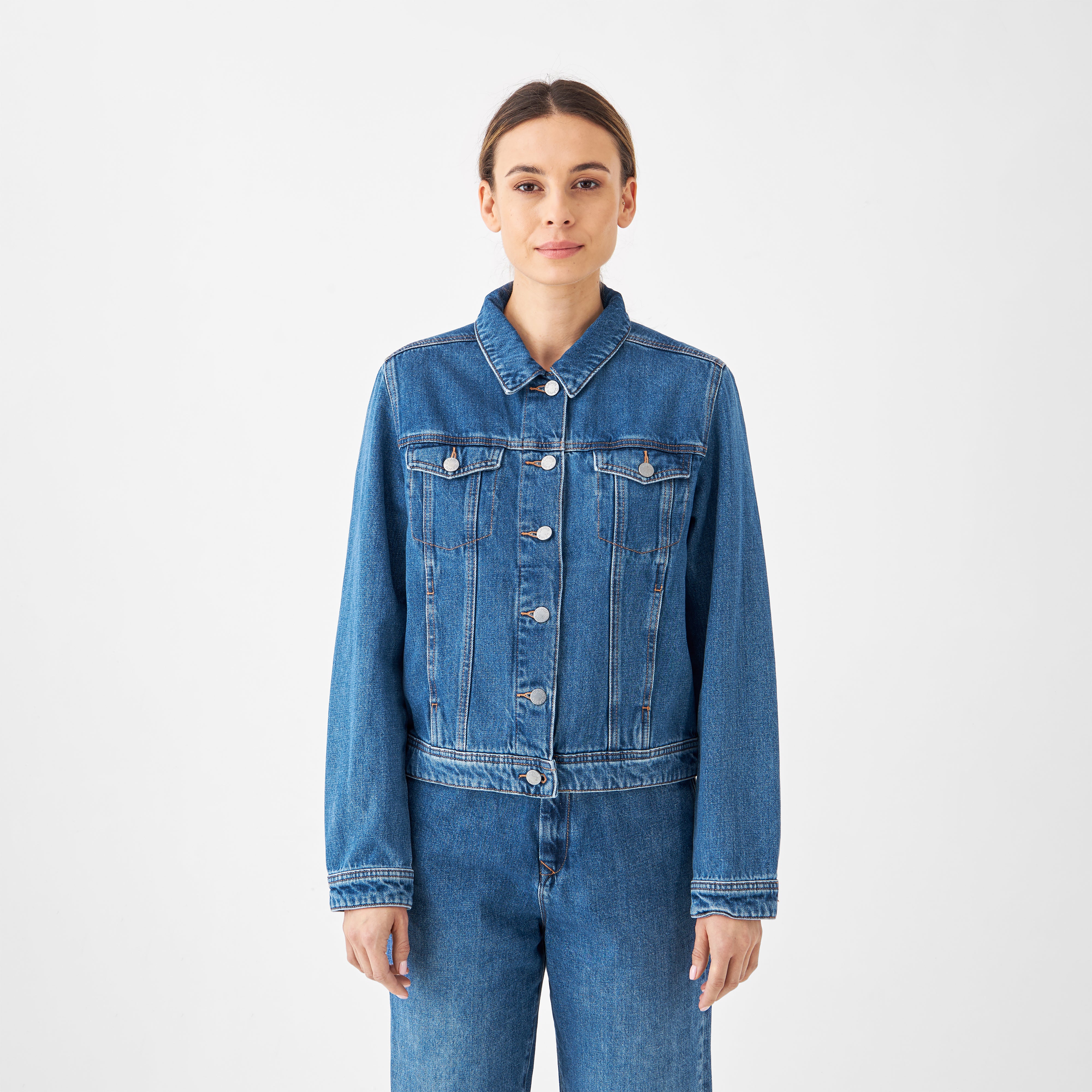 CALLISTO Jeansjacke in Medium Blue, gerade geschnitten, Non-Stretch Denim aus Bio-Baumwolle und Hanf; Brusttaschen.
