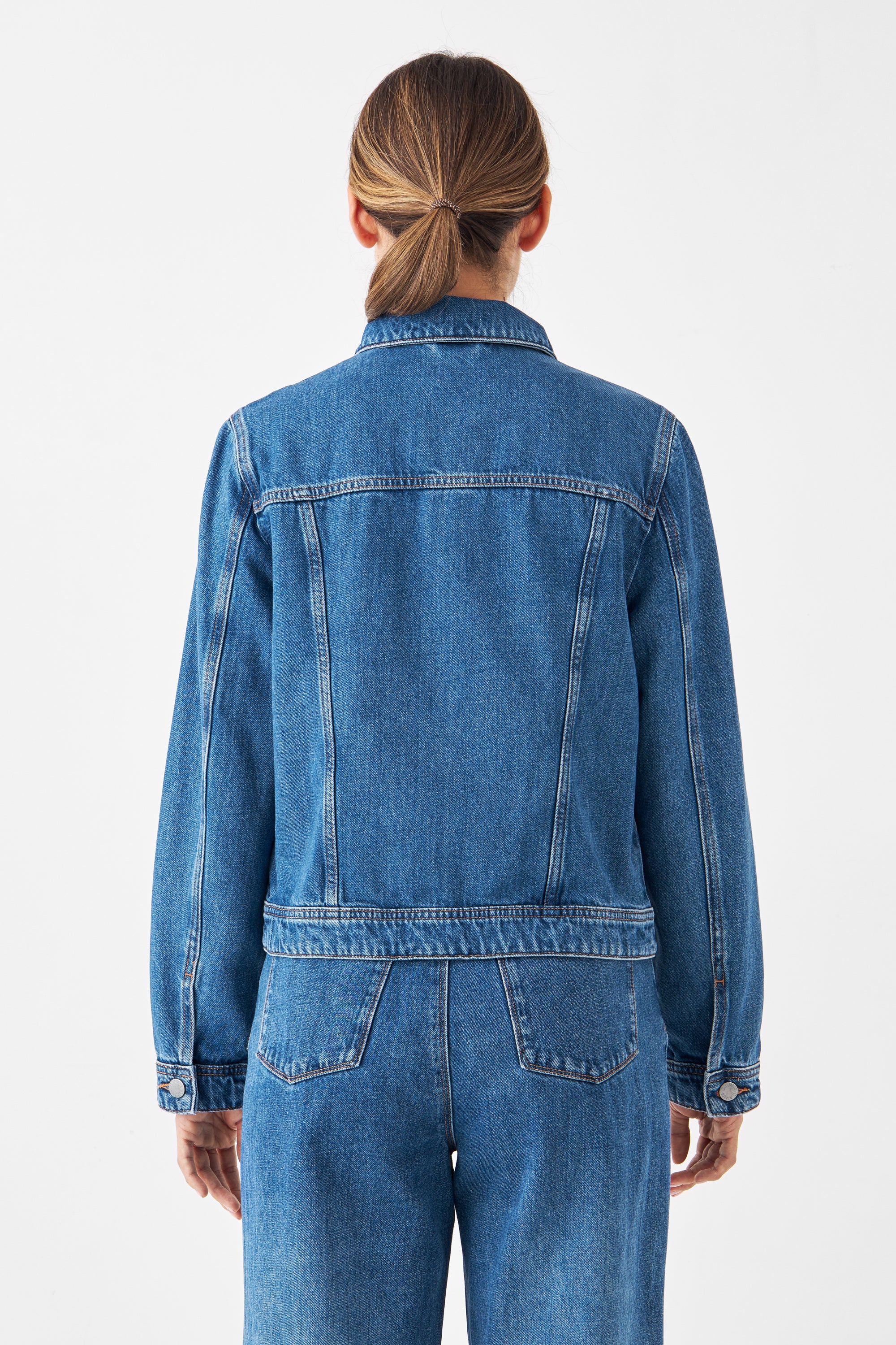 Rückenansicht der CALLISTO Jeansjacke in Medium Blue, gerader Schnitt, Non-Stretch-Denim aus Bio-Baumwolle und Hanf; sichtbare Nähte, Knopfmanschetten.
