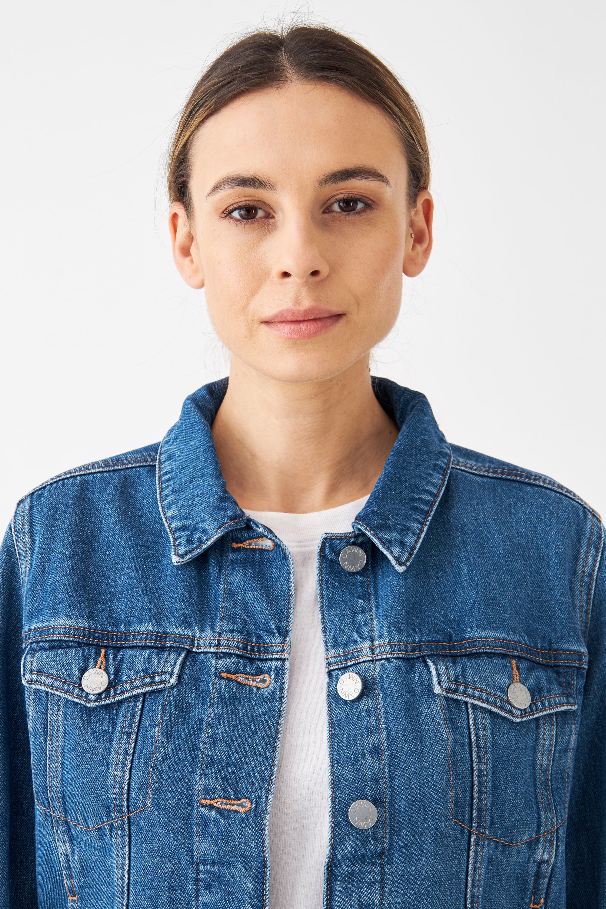 CALLISTO Jeansjacke in mittelblau, gerader Schnitt, Non-Stretch-Denim aus Bio-Baumwolle und Hanf, Brusttaschen, Knopfverschluss.