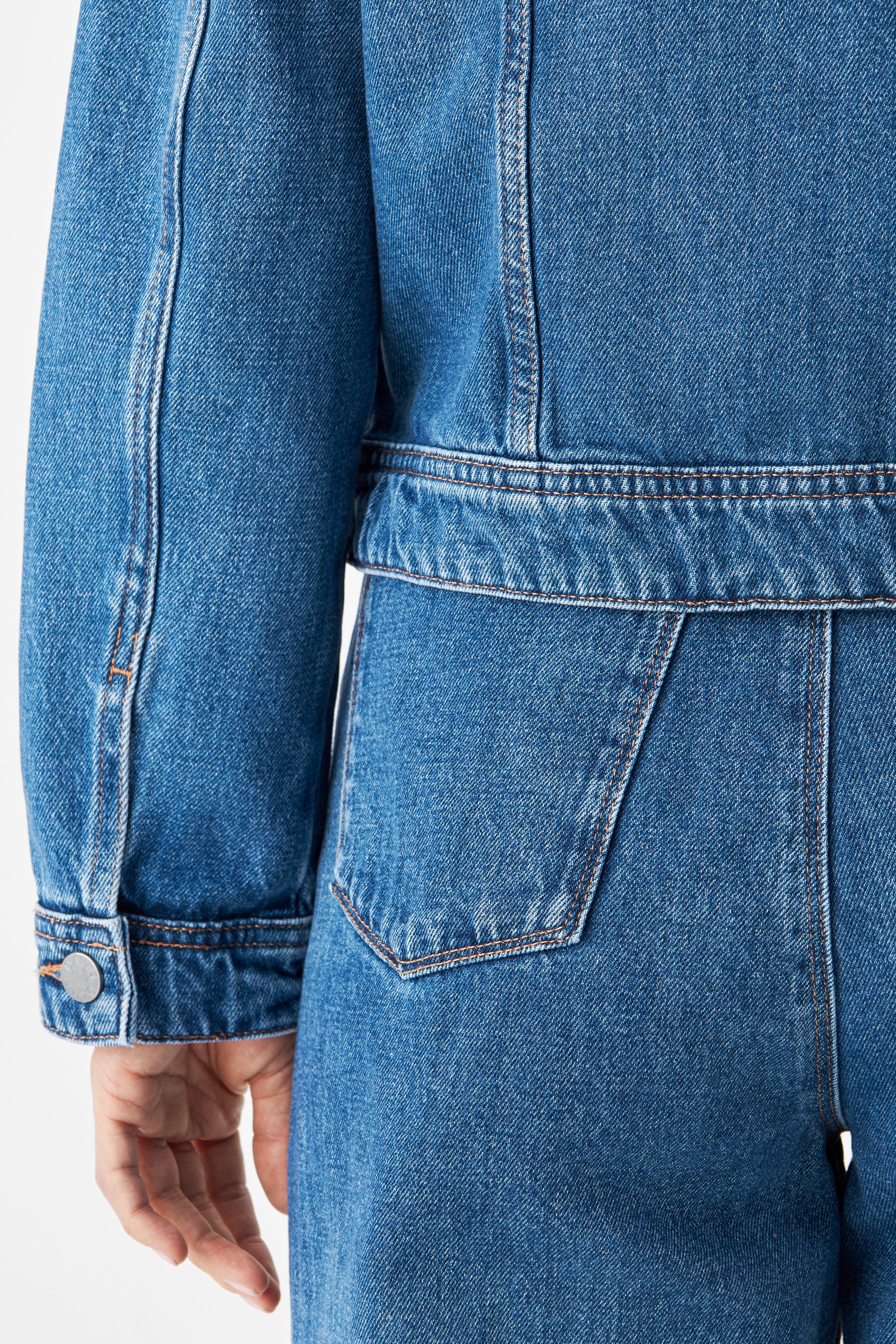 Rückenansicht der CALLISTO Jeansjacke in Medium Blue aus Organic Non-Stretch Denim (80% Bio-Baumwolle, 20% Hanf); gerader, minimalistischer Schnitt.