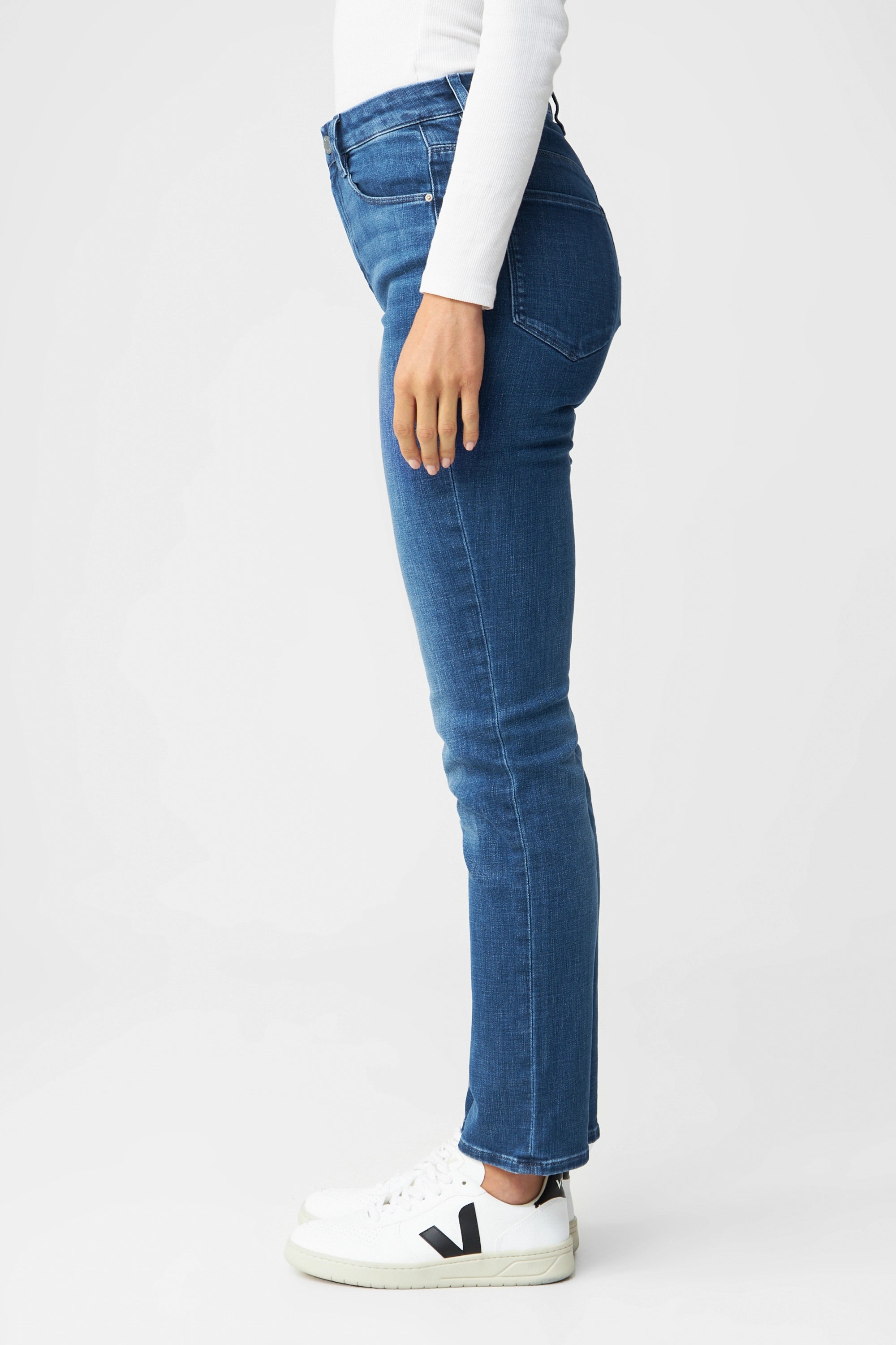 Seitliche Ansicht der STELLAR Slim Comfortstretch Jeans in Medium Blue – High-Waist, schmales Bein, 5-Pocket-Design, aus Bio-Baumwolle.
