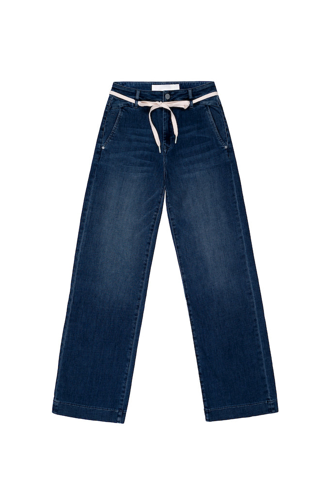 Dunkelblaue DEW Cropped Flared Jeans mit hoher Taille, französischen Taschen und weißem Gürtel – flach präsentiert.