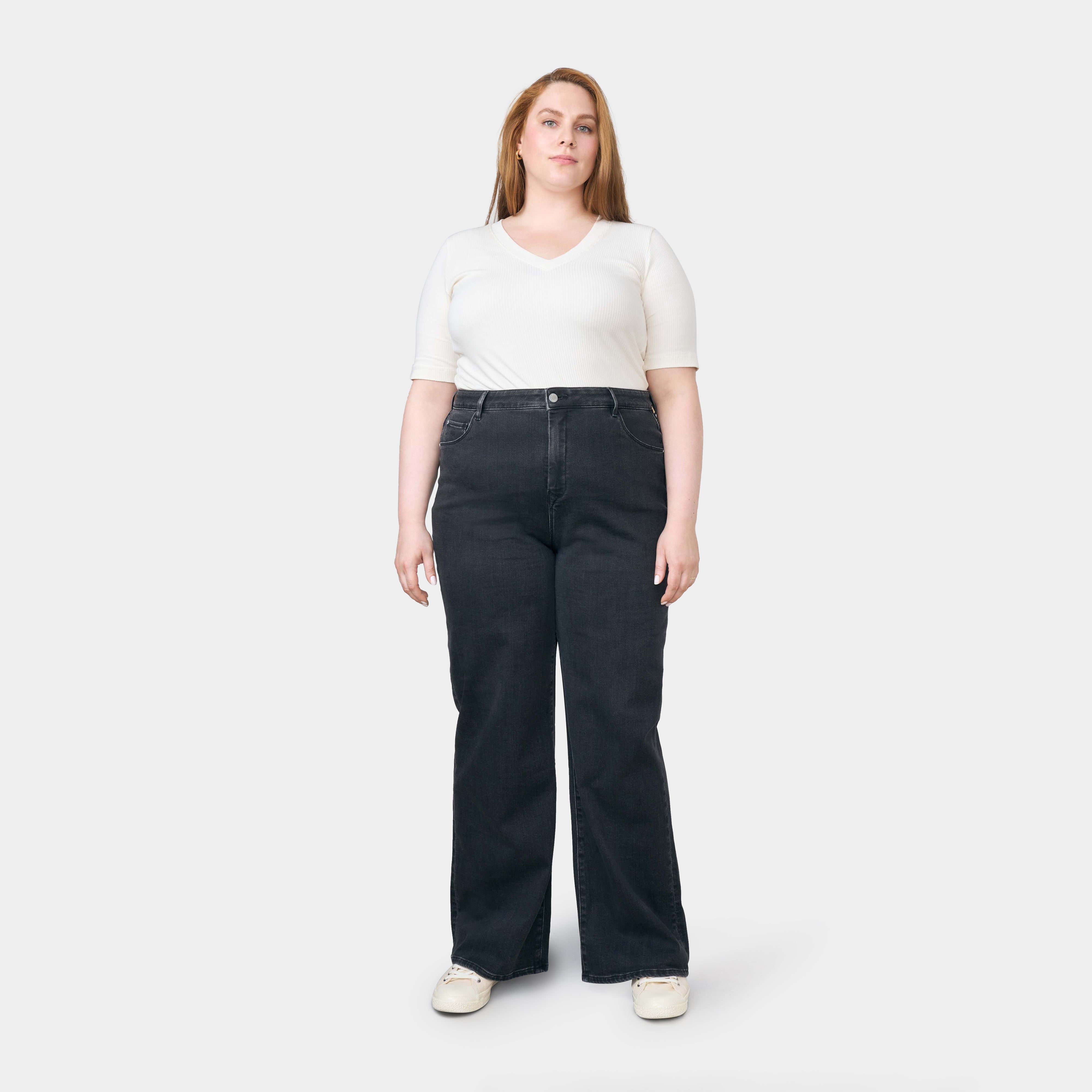 Schwarze DEW Classic Flared Jeans mit High Waist und ausgestelltem Bein; Five-Pocket-Design, bequemer Stretch-Denim, Bio-Baumwolle.