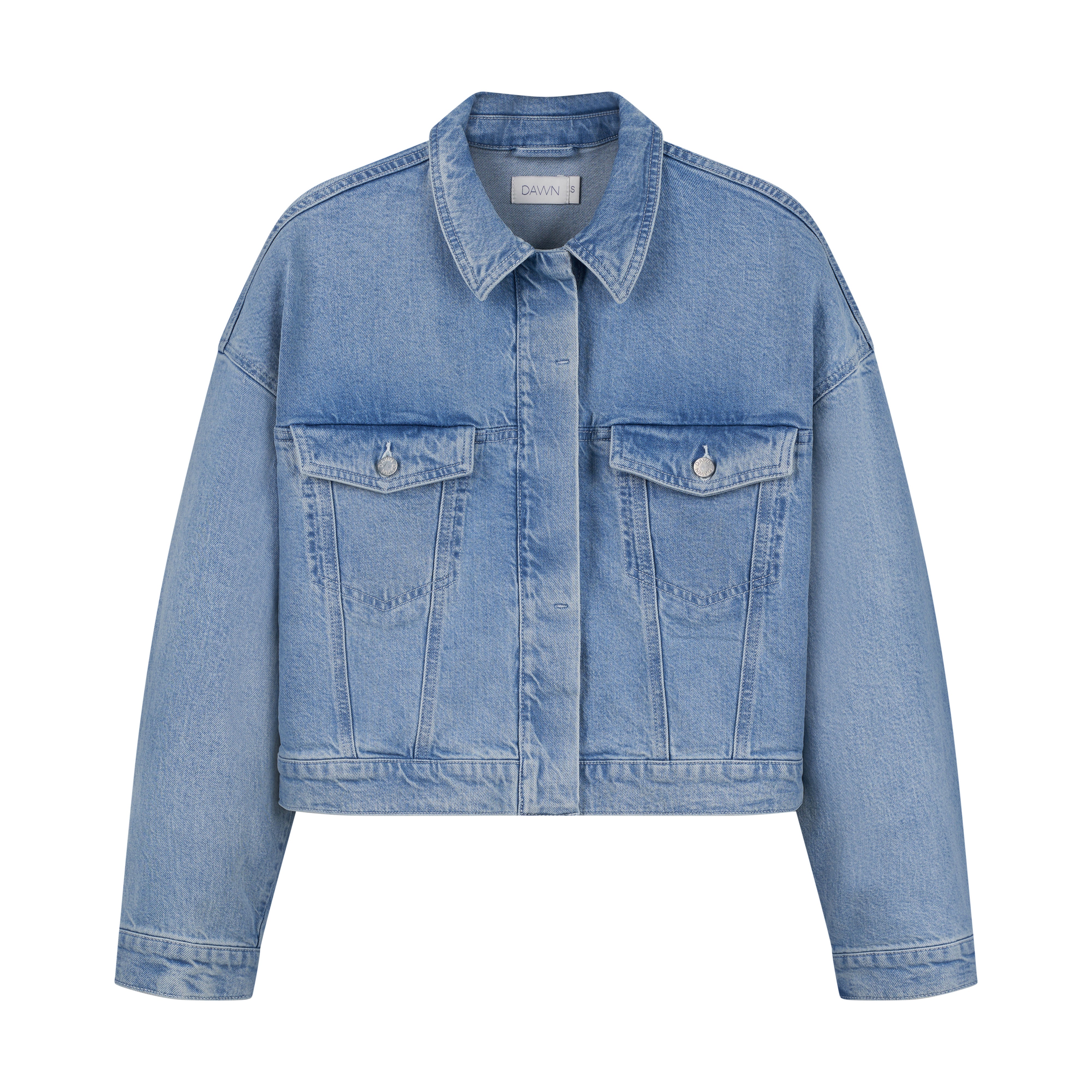 AMARA Boxy Denim-Jacke, Light Blue, cropped, zwei Brusttaschen mit Klappen, verdeckte Knopfleiste, überschnittene Schultern.