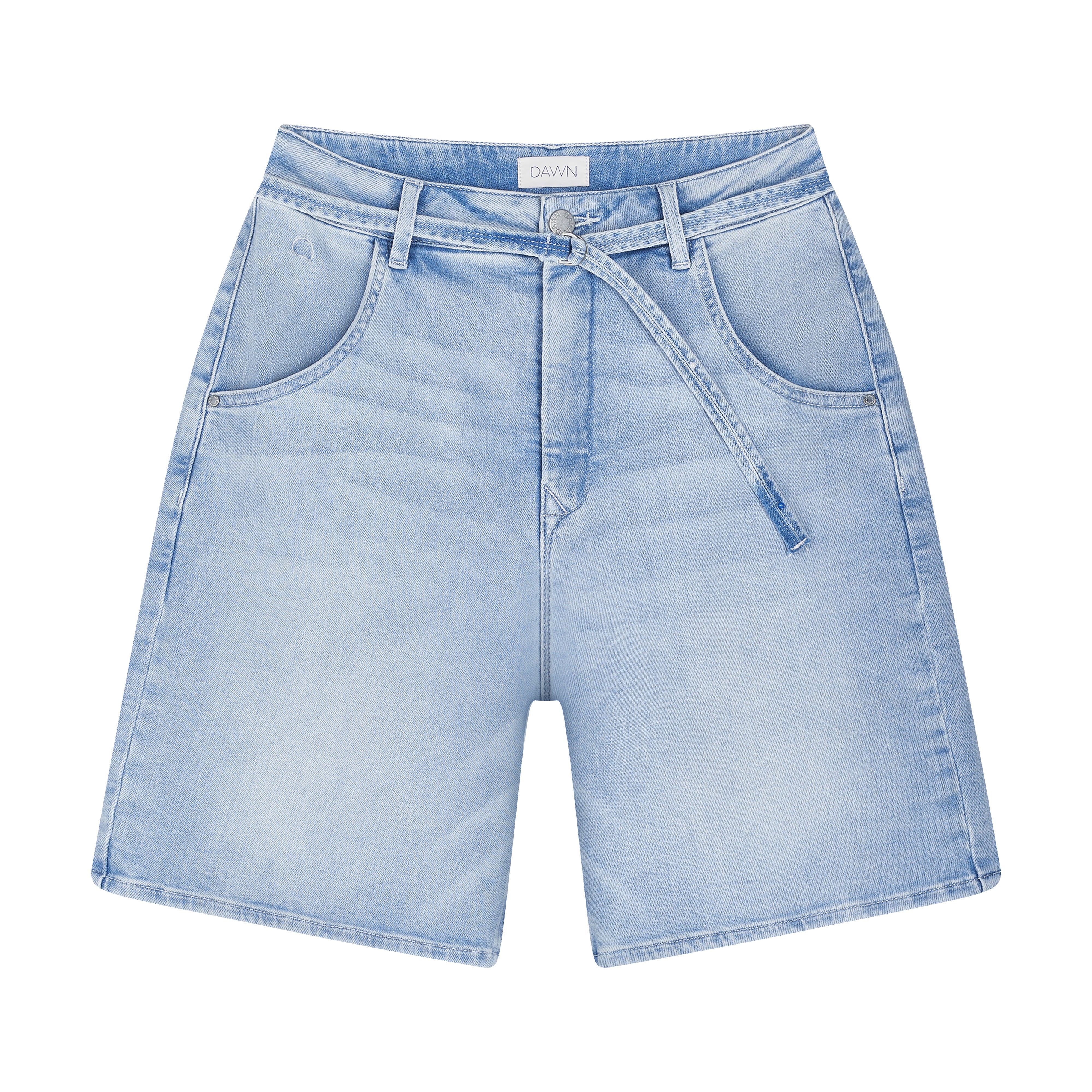 Hellblaues BLINKY Soft Denim-Shorts mit hoher Taille und weiterem Schnitt; abgerundete Vordertaschen vorne, Denim-Gürtel durch Gürtelschlaufen.